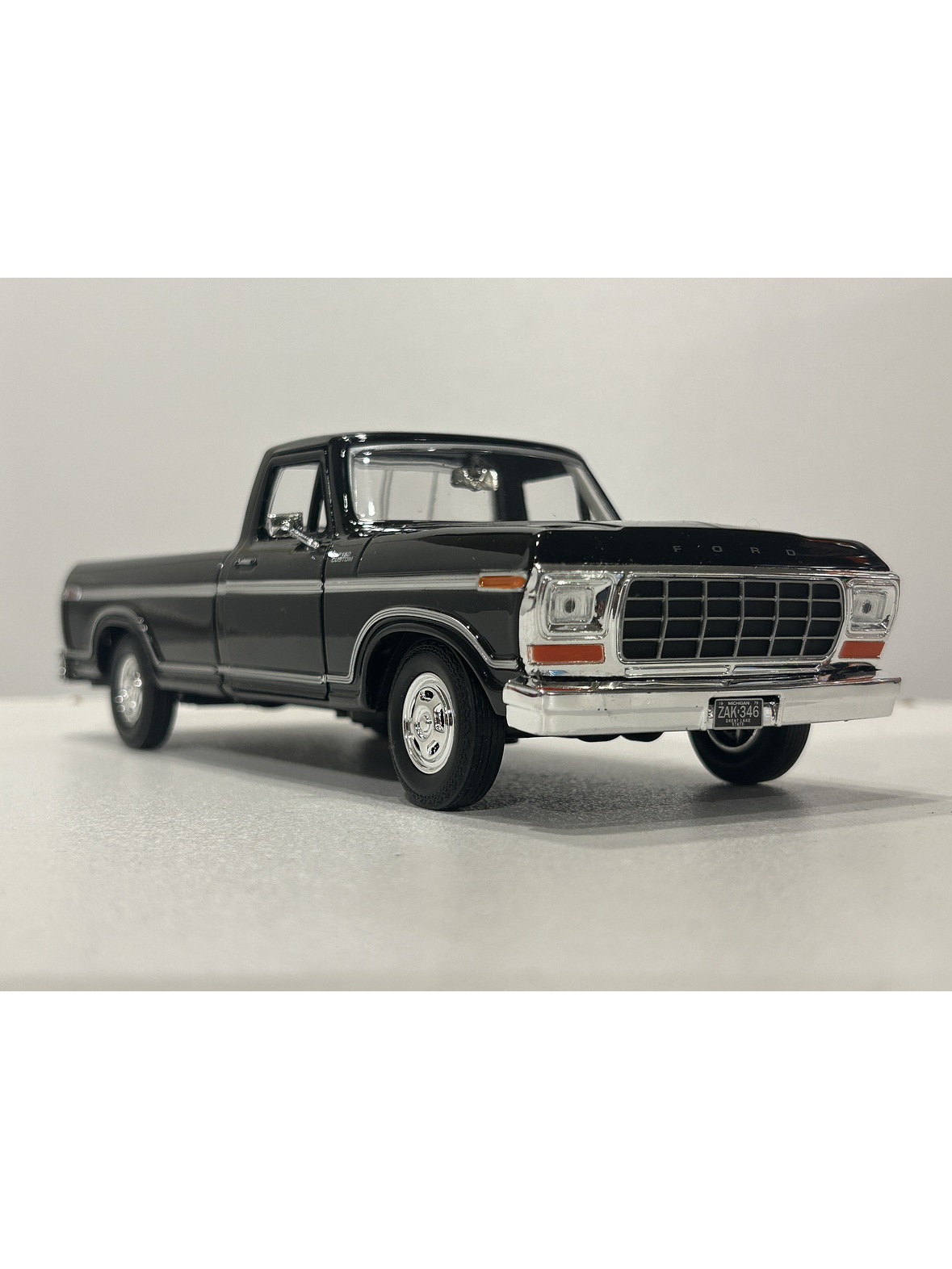 Ford F-150 Custom 1979 Motormax 1:24 – Pickup clásica americana para coleccionistas y amantes del transporte  5