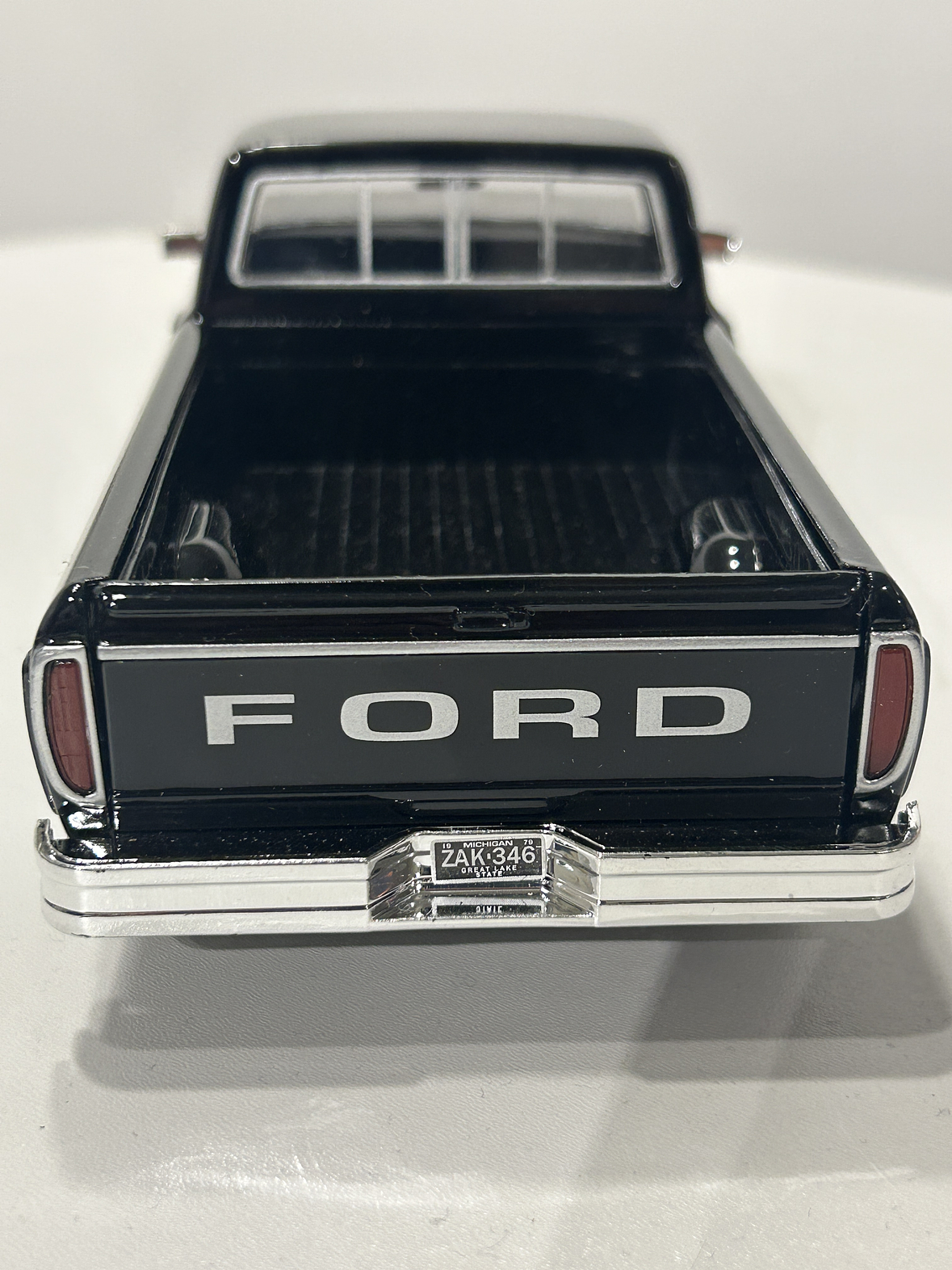 Ford F-150 Custom 1979 Motormax 1:24 – Pickup clásica americana para coleccionistas y amantes del transporte  7