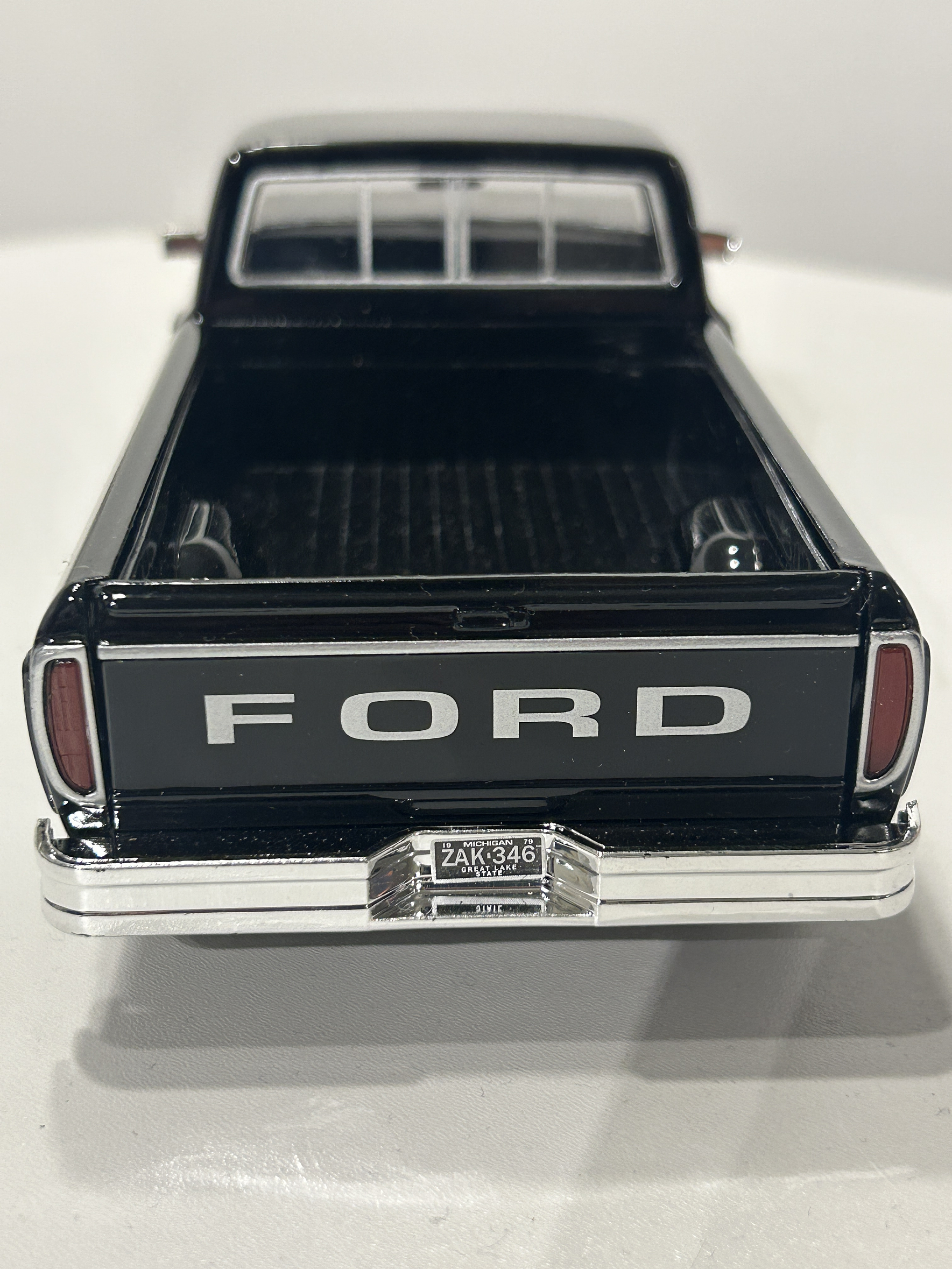Ford F-150 Custom 1979 Motormax 1:24 – Pickup clásica americana para coleccionistas y amantes del transporte  7