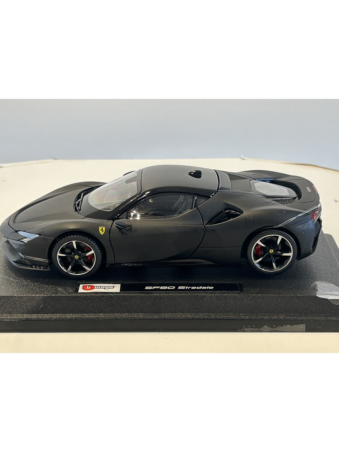 Ferrari SF90 Stradale Bburago 1:24 – Superdeportivo híbrido italiano a escala para coleccionistas en Chile  9