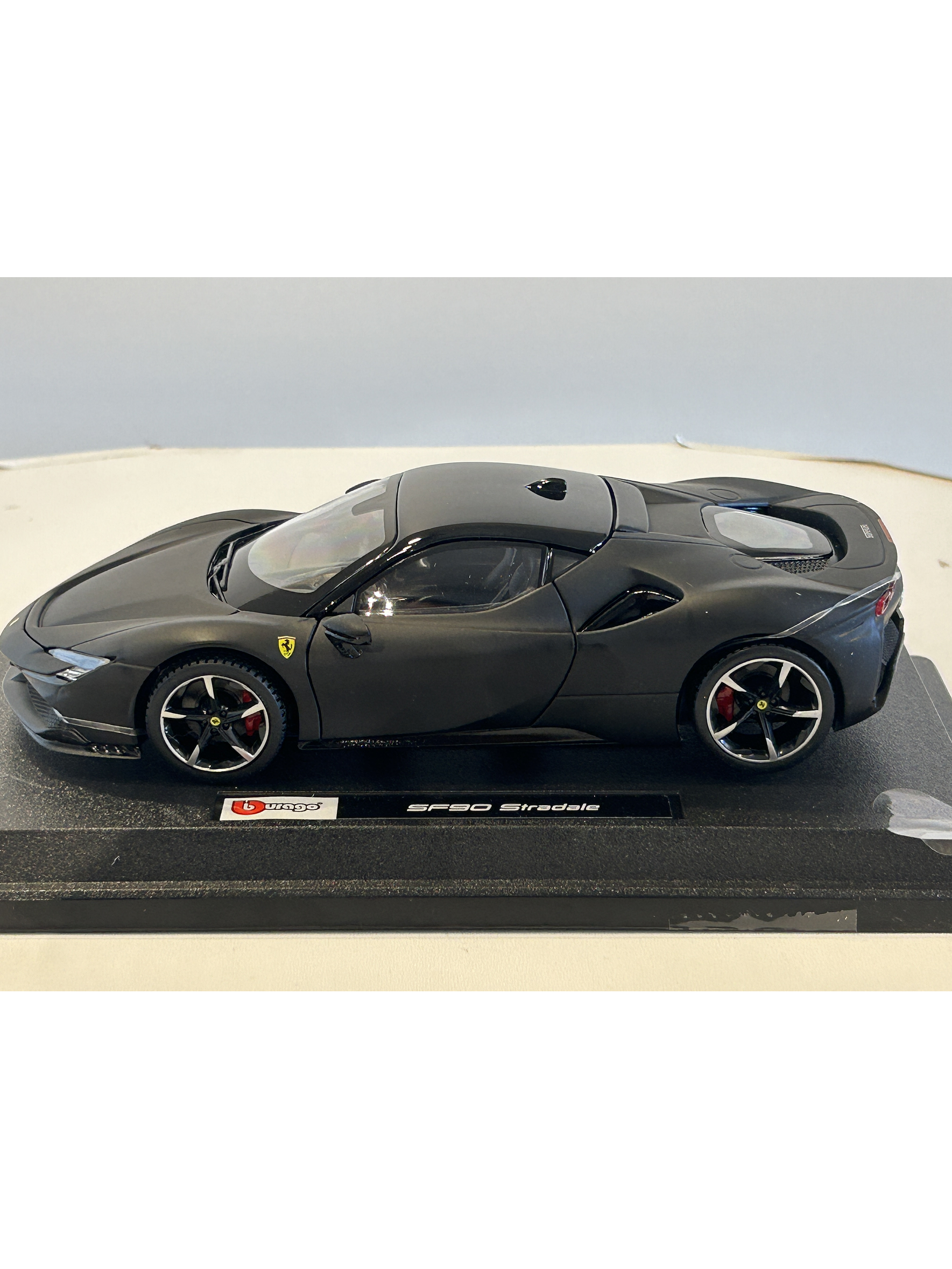 Ferrari SF90 Stradale Bburago 1:24 – Superdeportivo híbrido italiano a escala para coleccionistas en Chile  9