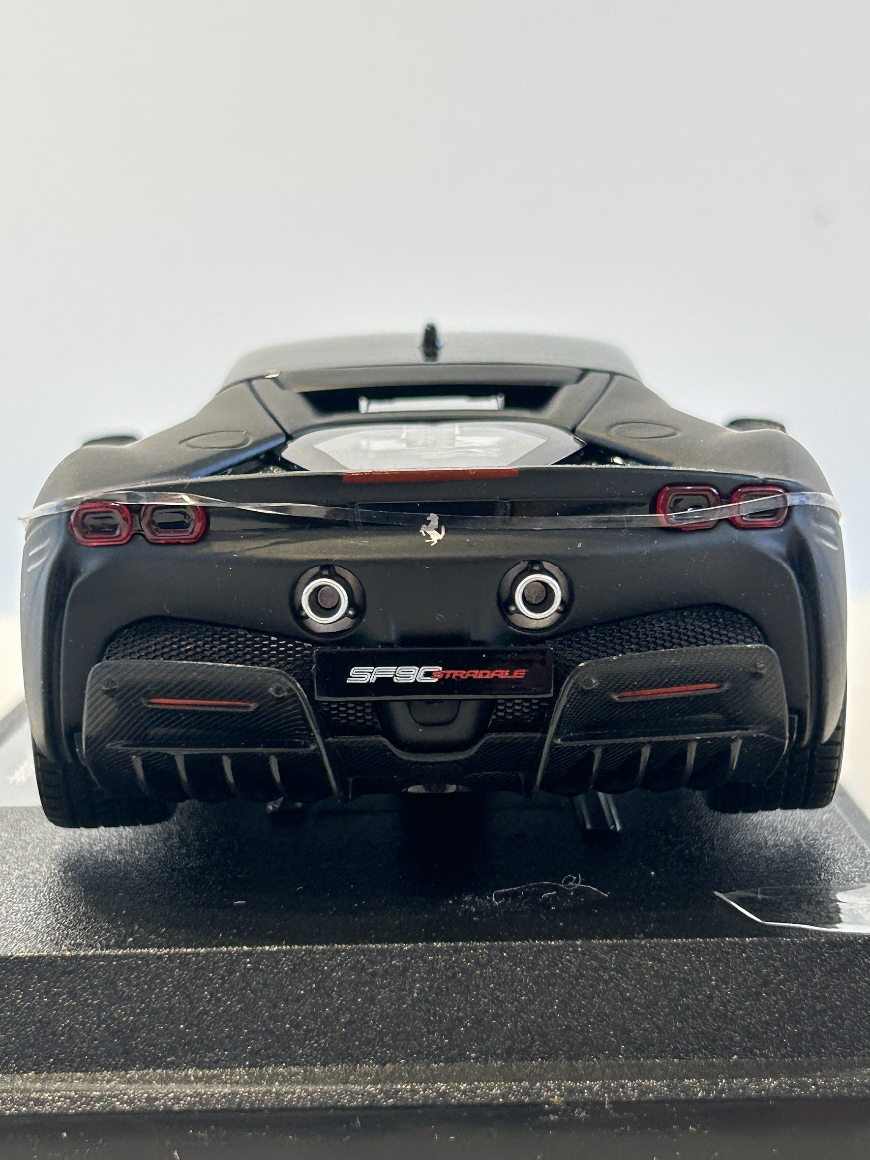 Ferrari SF90 Stradale Bburago 1:24 – Superdeportivo híbrido italiano a escala para coleccionistas en Chile  8