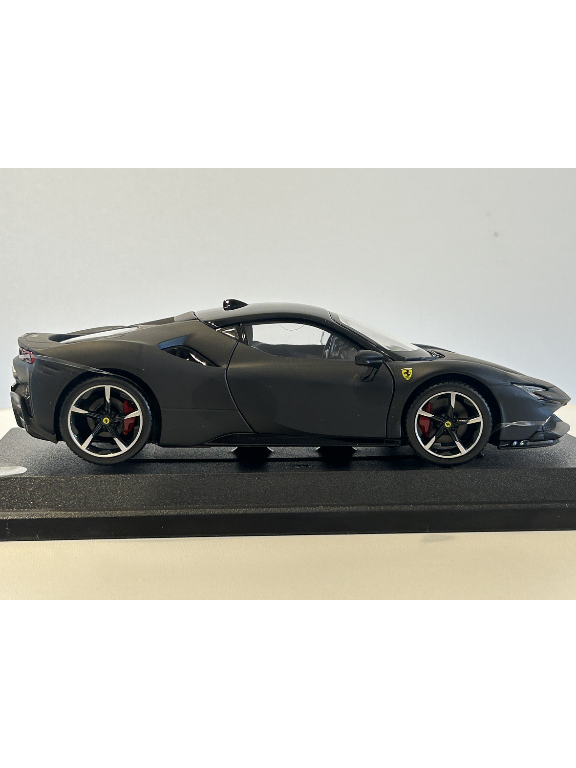 Ferrari SF90 Stradale Bburago 1:24 – Superdeportivo híbrido italiano a escala para coleccionistas en Chile  5