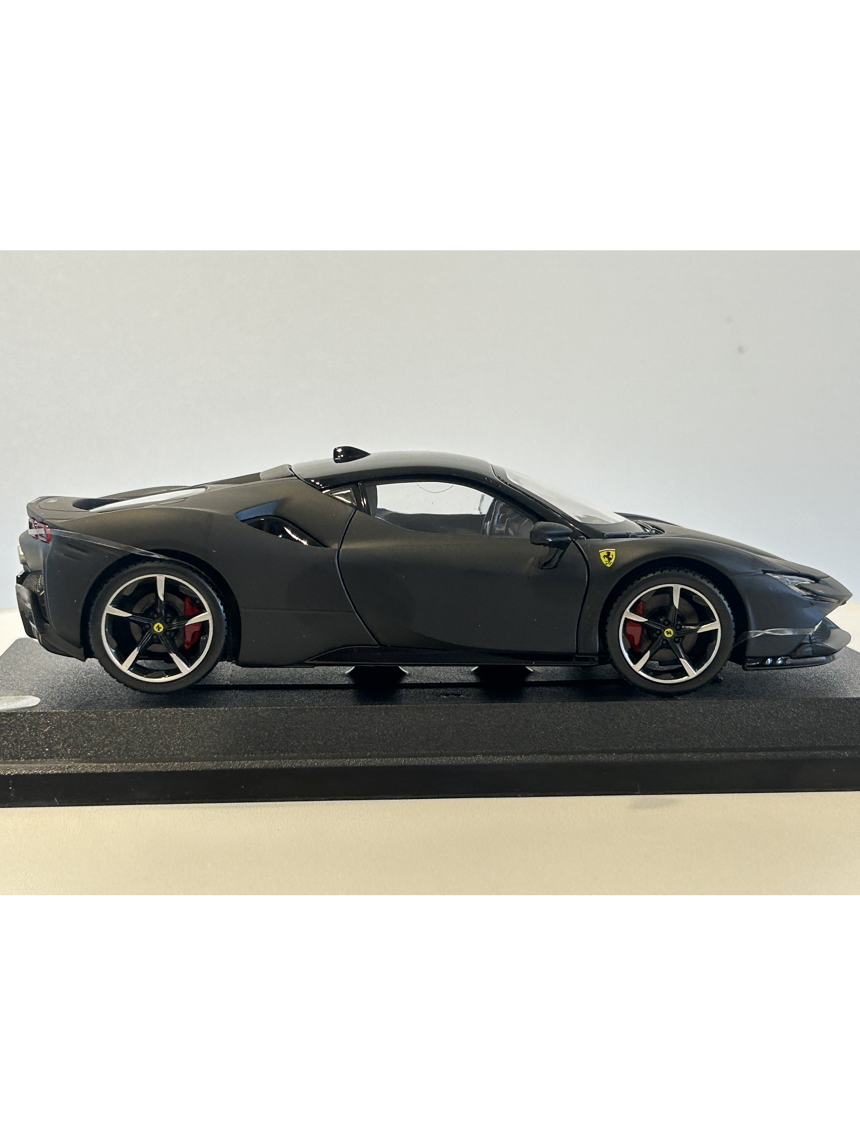 Ferrari SF90 Stradale Bburago 1:24 – Superdeportivo híbrido italiano a escala para coleccionistas en Chile  5