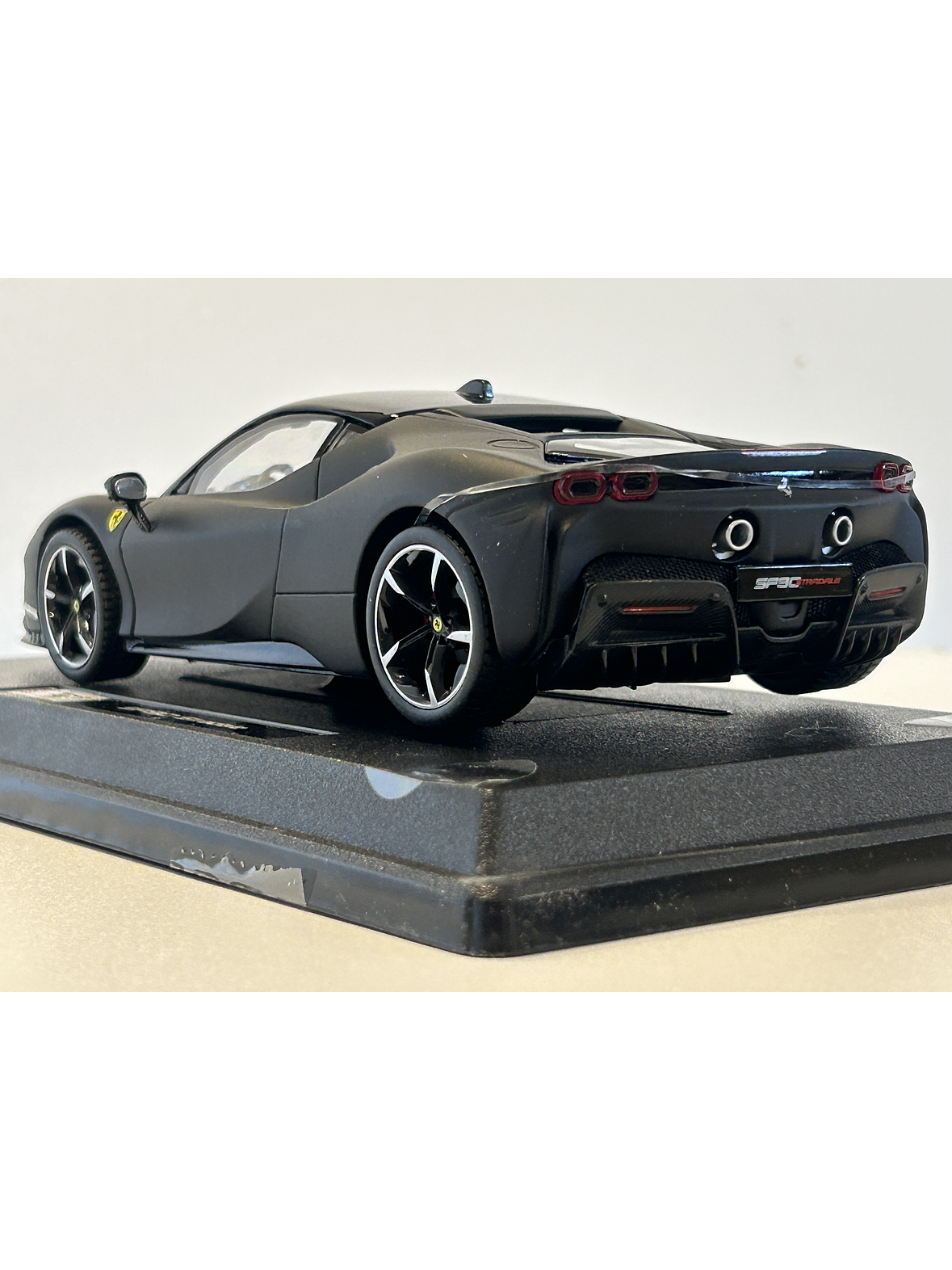 Ferrari SF90 Stradale Bburago 1:24 – Superdeportivo híbrido italiano a escala para coleccionistas en Chile  7