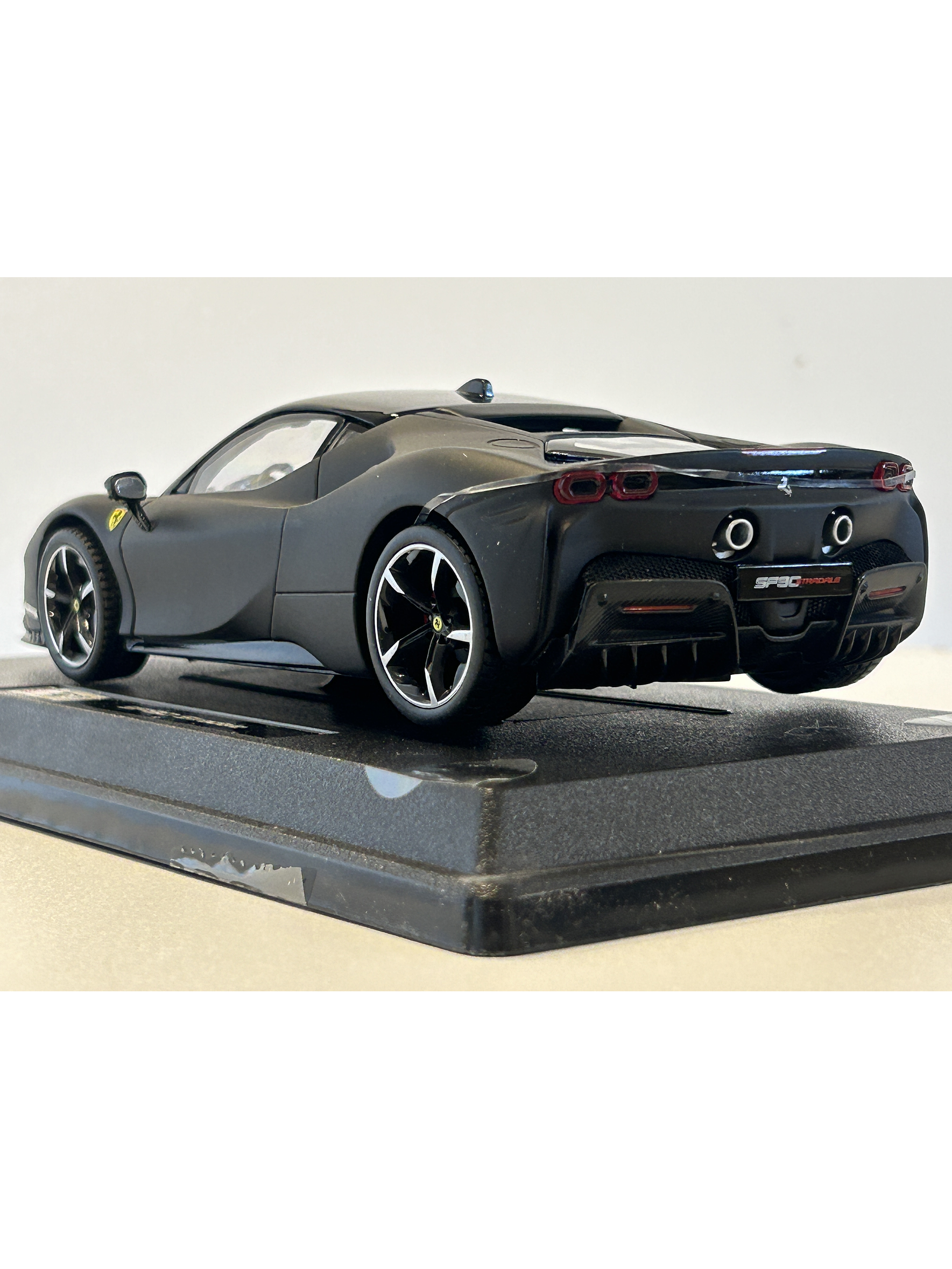 Ferrari SF90 Stradale Bburago 1:24 – Superdeportivo híbrido italiano a escala para coleccionistas en Chile  7