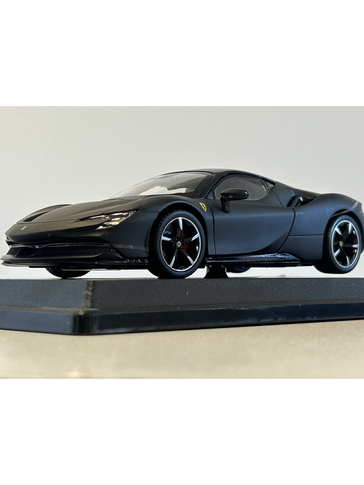 Ferrari SF90 Stradale Bburago 1:24 – Superdeportivo híbrido italiano a escala para coleccionistas en Chile  1