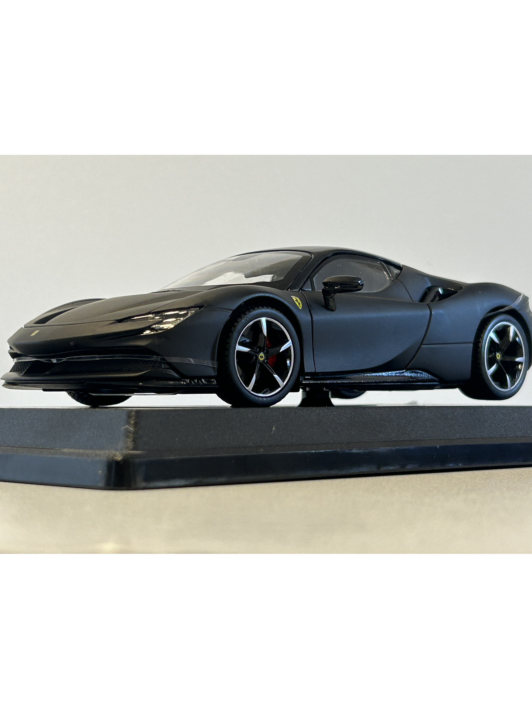 Ferrari SF90 Stradale Bburago 1:24 – Superdeportivo híbrido italiano a escala para coleccionistas en Chile  1