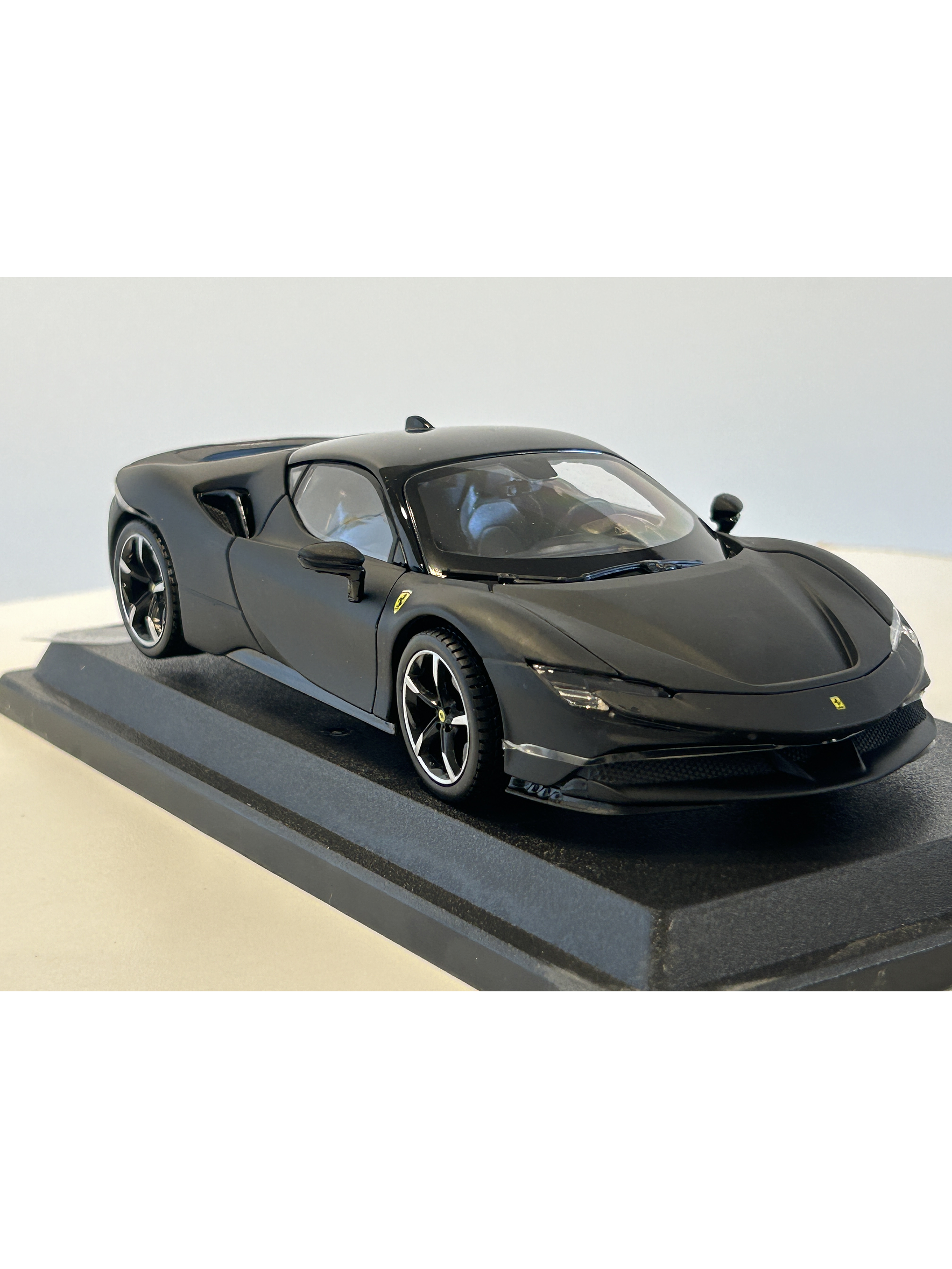 Ferrari SF90 Stradale Bburago 1:24 – Superdeportivo híbrido italiano a escala para coleccionistas en Chile  2