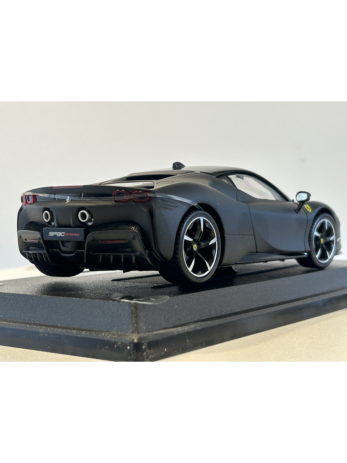 Ferrari SF90 Stradale Bburago 1:24 – Superdeportivo híbrido italiano a escala para coleccionistas en Chile  4