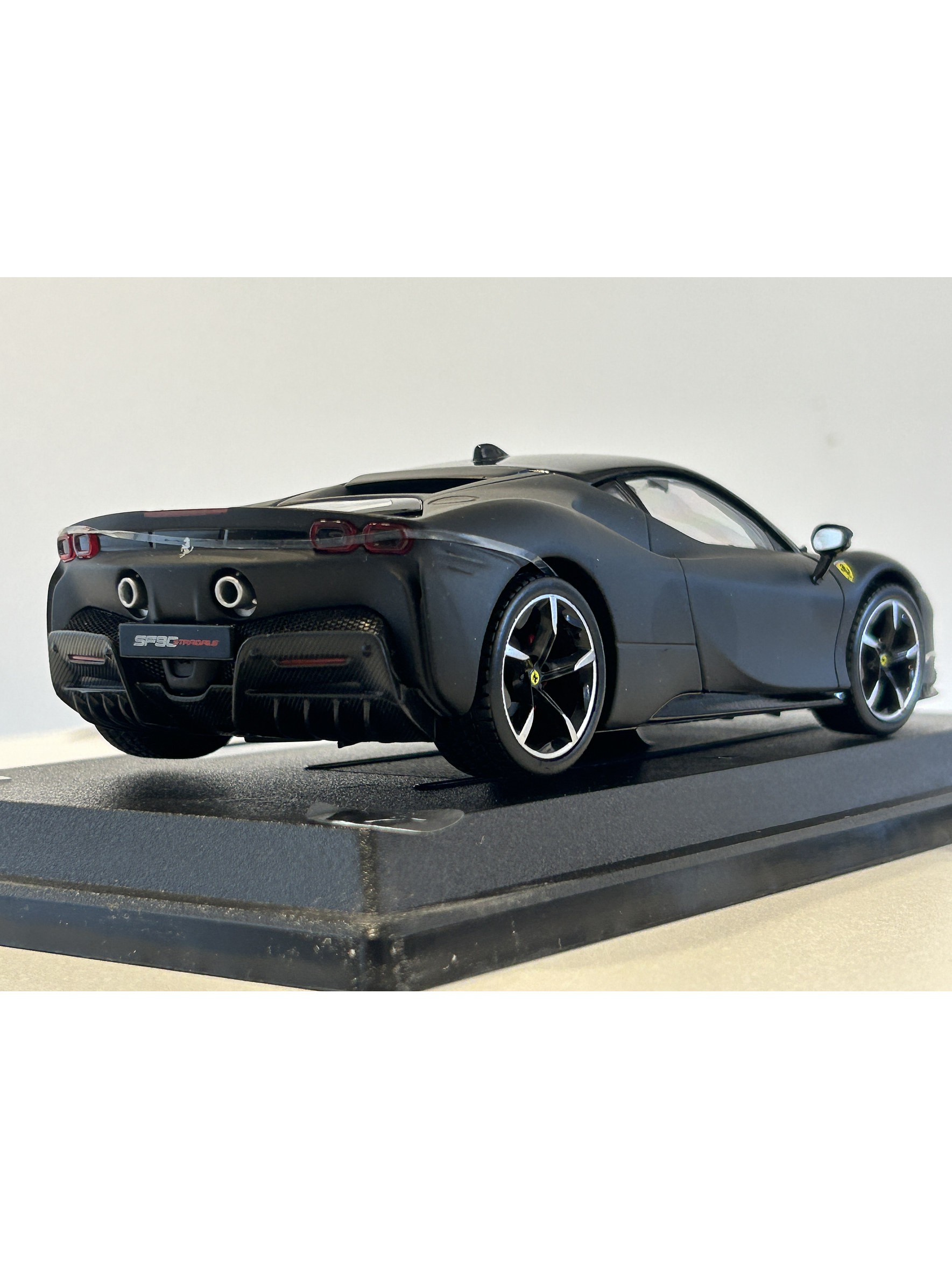 Ferrari SF90 Stradale Bburago 1:24 – Superdeportivo híbrido italiano a escala para coleccionistas en Chile  4