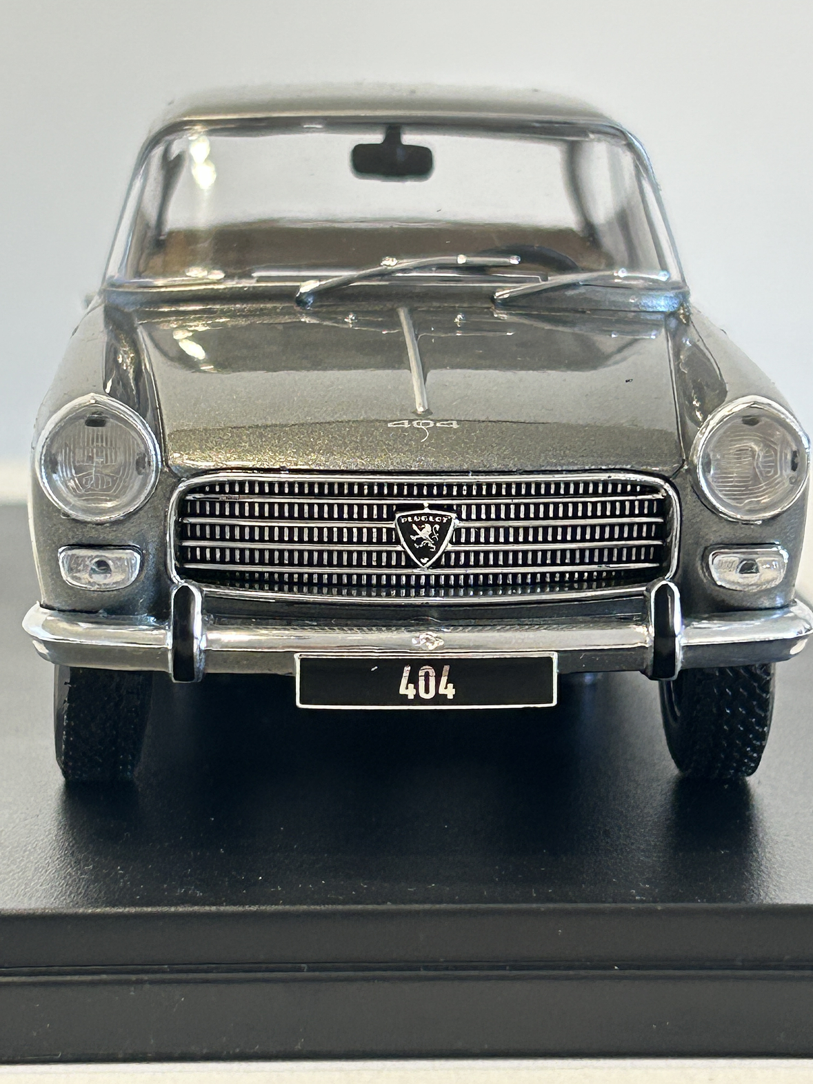 Peugeot 404 1960 gris metálico 1:24 WhiteBox – Clásico francés de colección  2