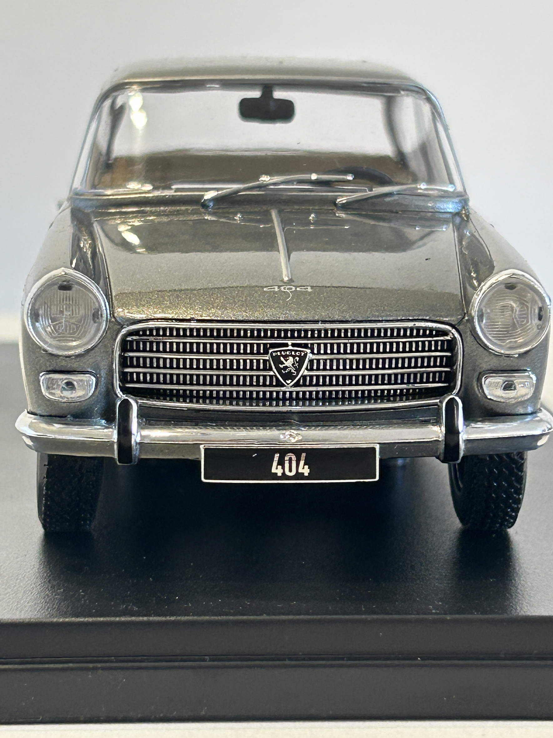 Peugeot 404 1960 gris metálico 1:24 WhiteBox – Clásico francés de colección  2
