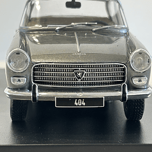Peugeot 404 1960 gris metálico 1:24 WhiteBox – Clásico francés de colección 