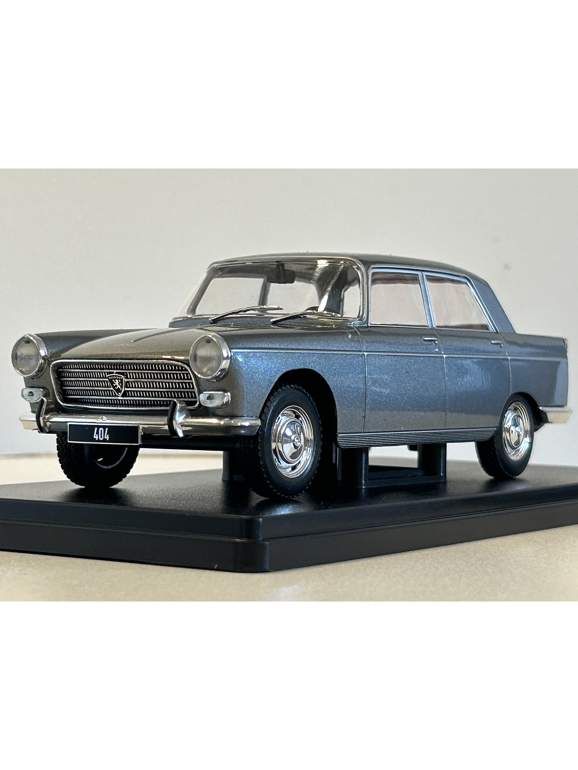 Peugeot 404 1960 gris metálico 1:24 WhiteBox – Clásico francés de colección  1
