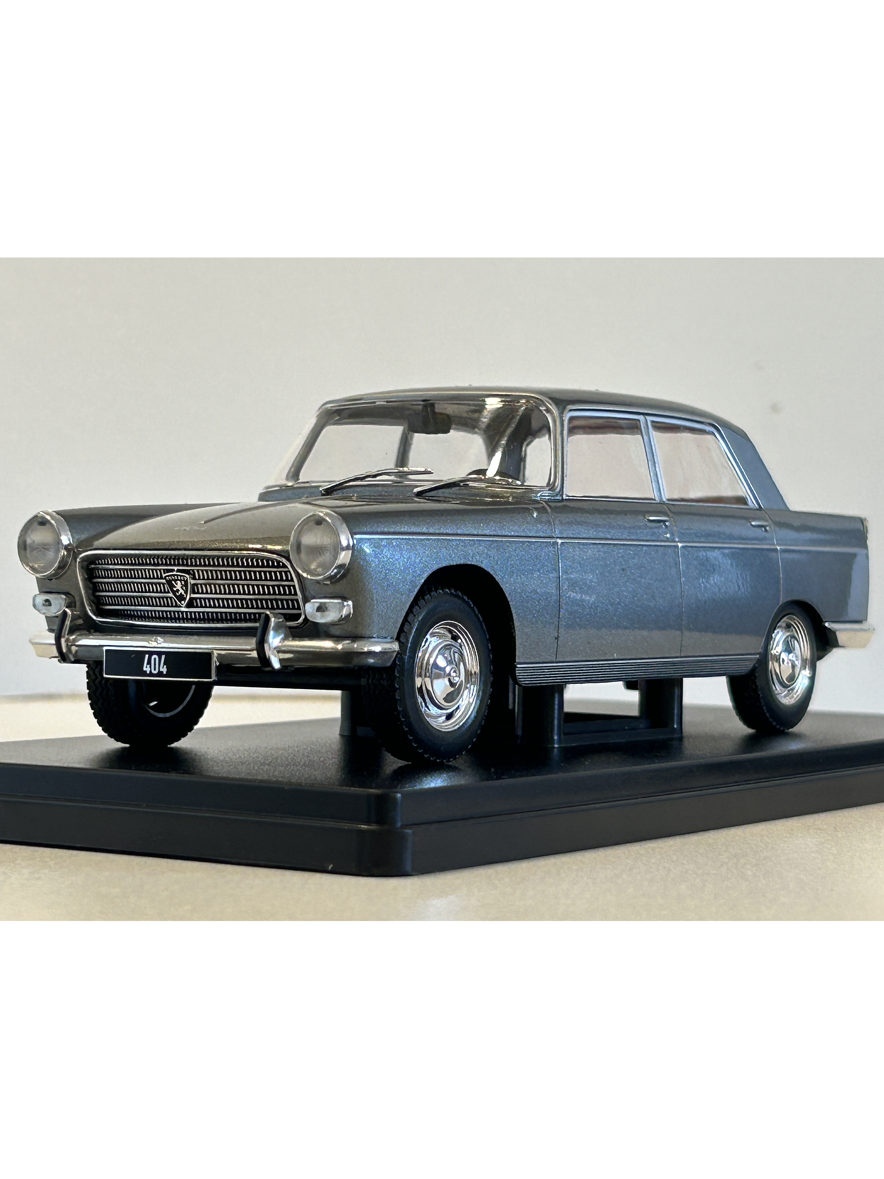 Peugeot 404 1960 gris metálico 1:24 WhiteBox – Clásico francés de colección  1