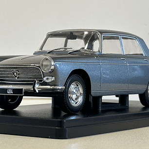 Peugeot 404 1960 gris metálico 1:24 WhiteBox – Clásico francés de colección 