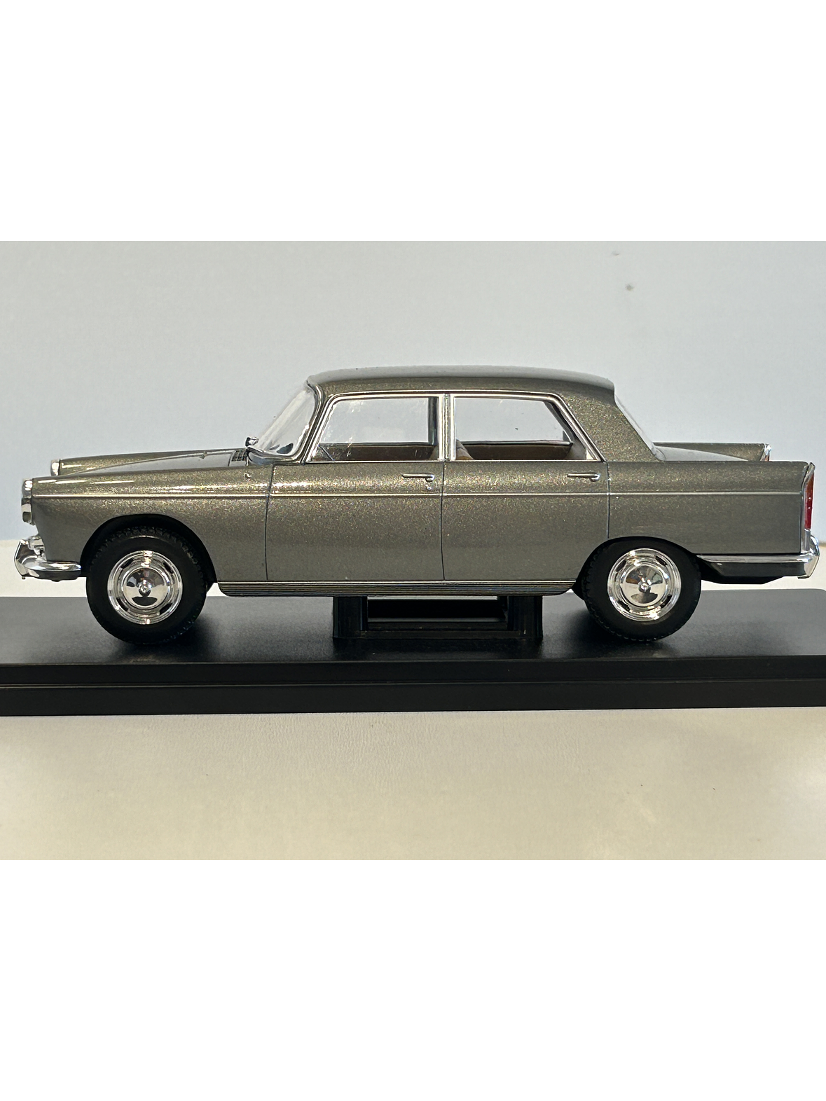 Peugeot 404 1960 gris metálico 1:24 WhiteBox – Clásico francés de colección  10