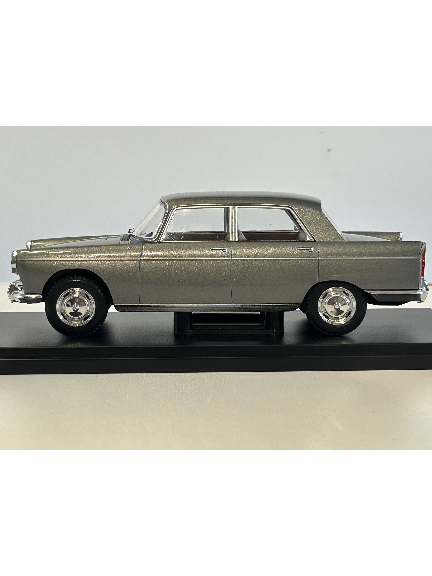 Peugeot 404 1960 gris metálico 1:24 WhiteBox – Clásico francés de colección  10