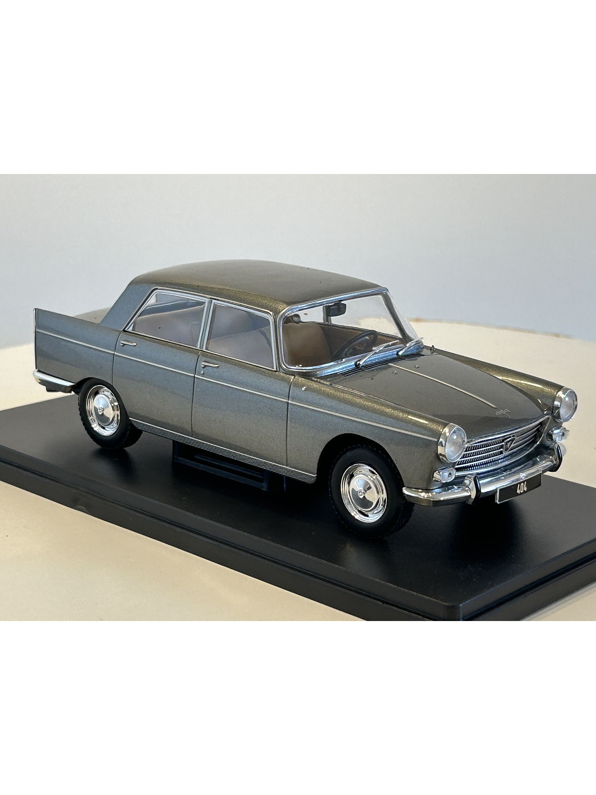 Peugeot 404 1960 gris metálico 1:24 WhiteBox – Clásico francés de colección  3