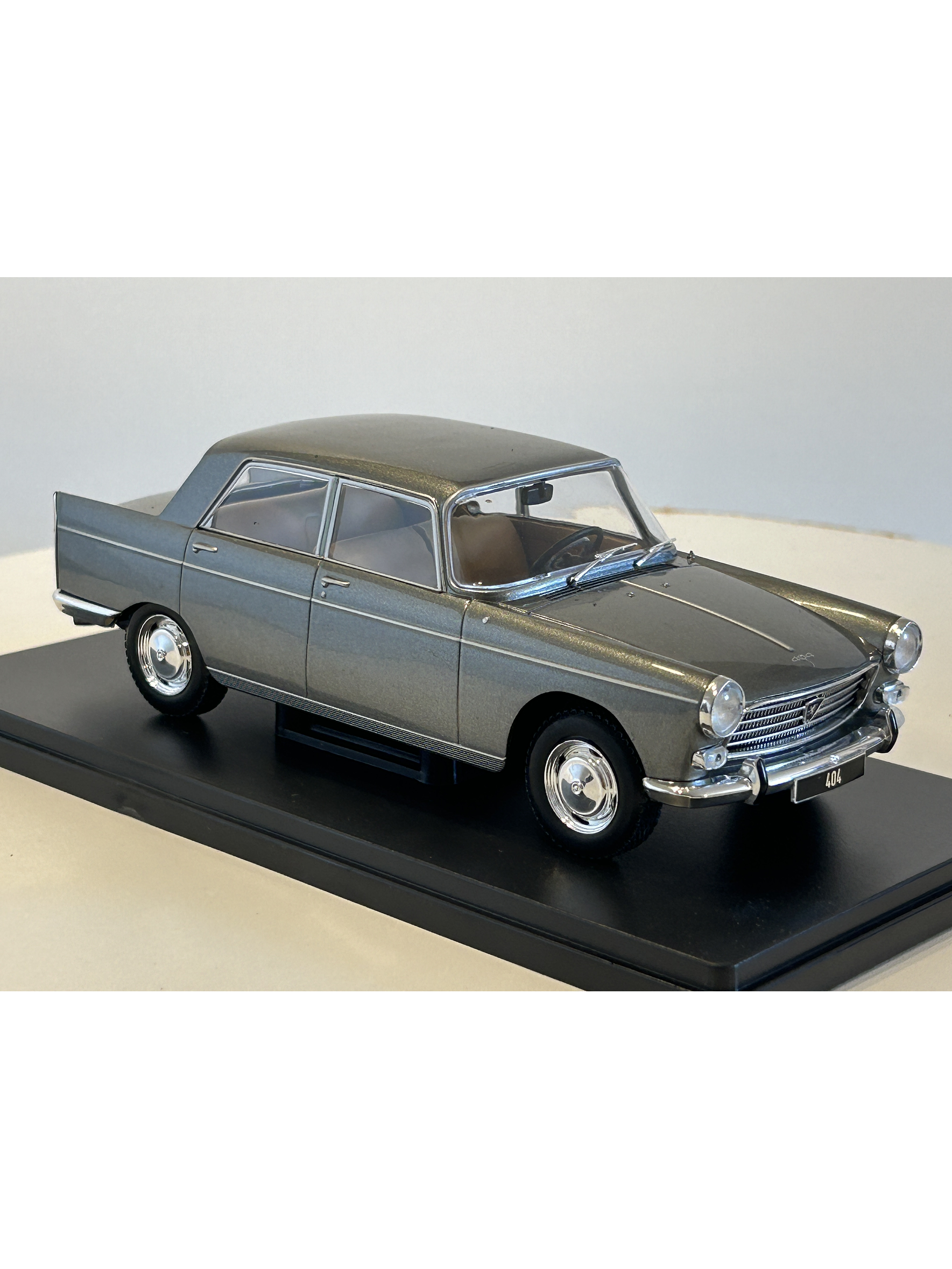 Peugeot 404 1960 gris metálico 1:24 WhiteBox – Clásico francés de colección  3