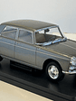 Peugeot 404 1960 gris metálico 1:24 WhiteBox – Clásico francés de colección  - Miniatura 3