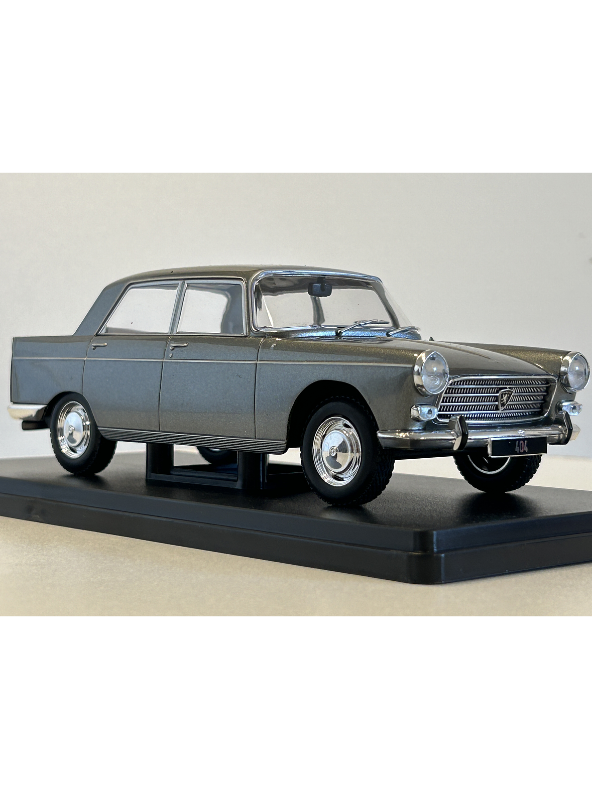 Peugeot 404 1960 gris metálico 1:24 WhiteBox – Clásico francés de colección  4