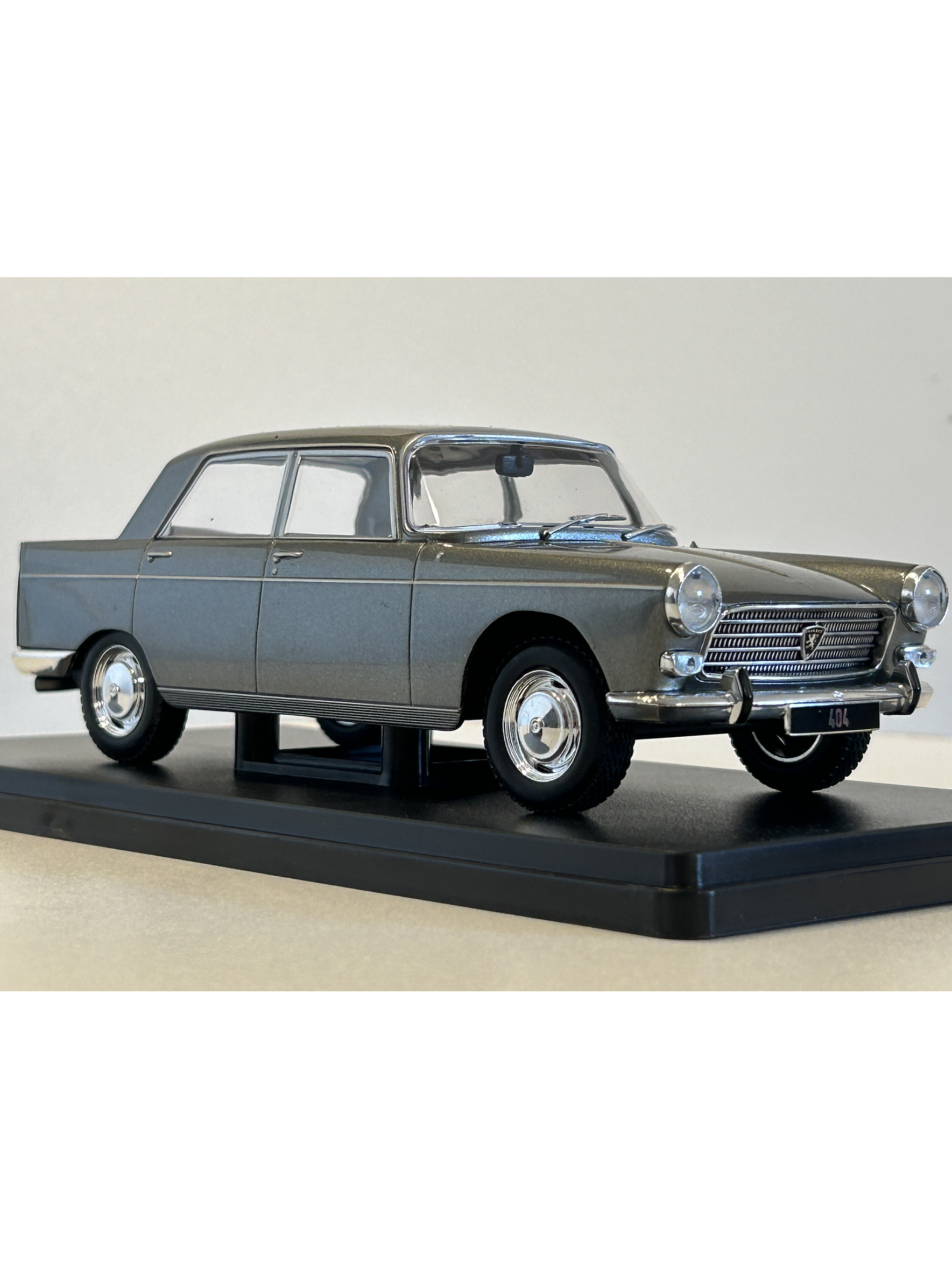 Peugeot 404 1960 gris metálico 1:24 WhiteBox – Clásico francés de colección  4