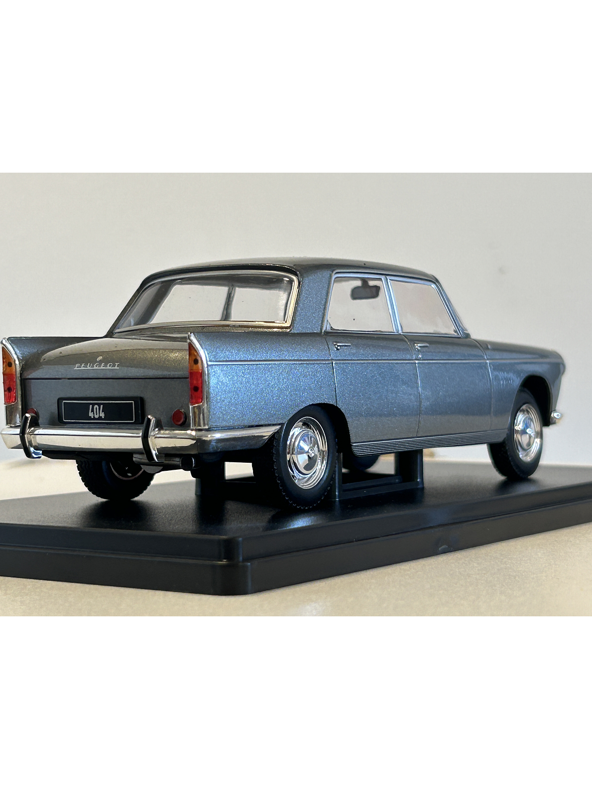 Peugeot 404 1960 gris metálico 1:24 WhiteBox – Clásico francés de colección  7