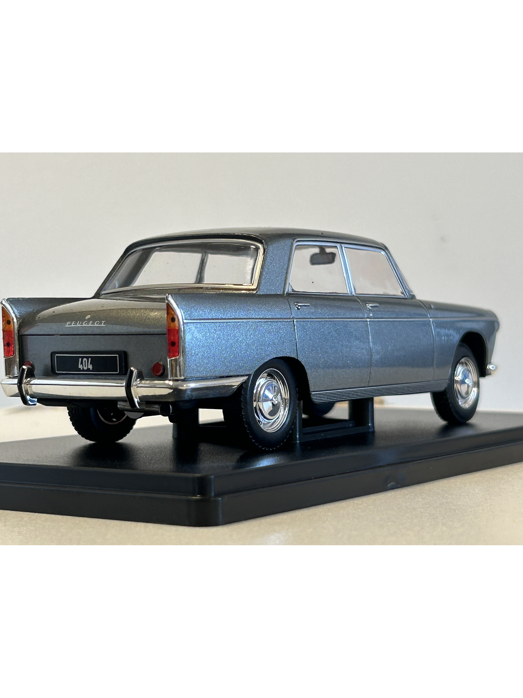 Peugeot 404 1960 gris metálico 1:24 WhiteBox – Clásico francés de colección  7
