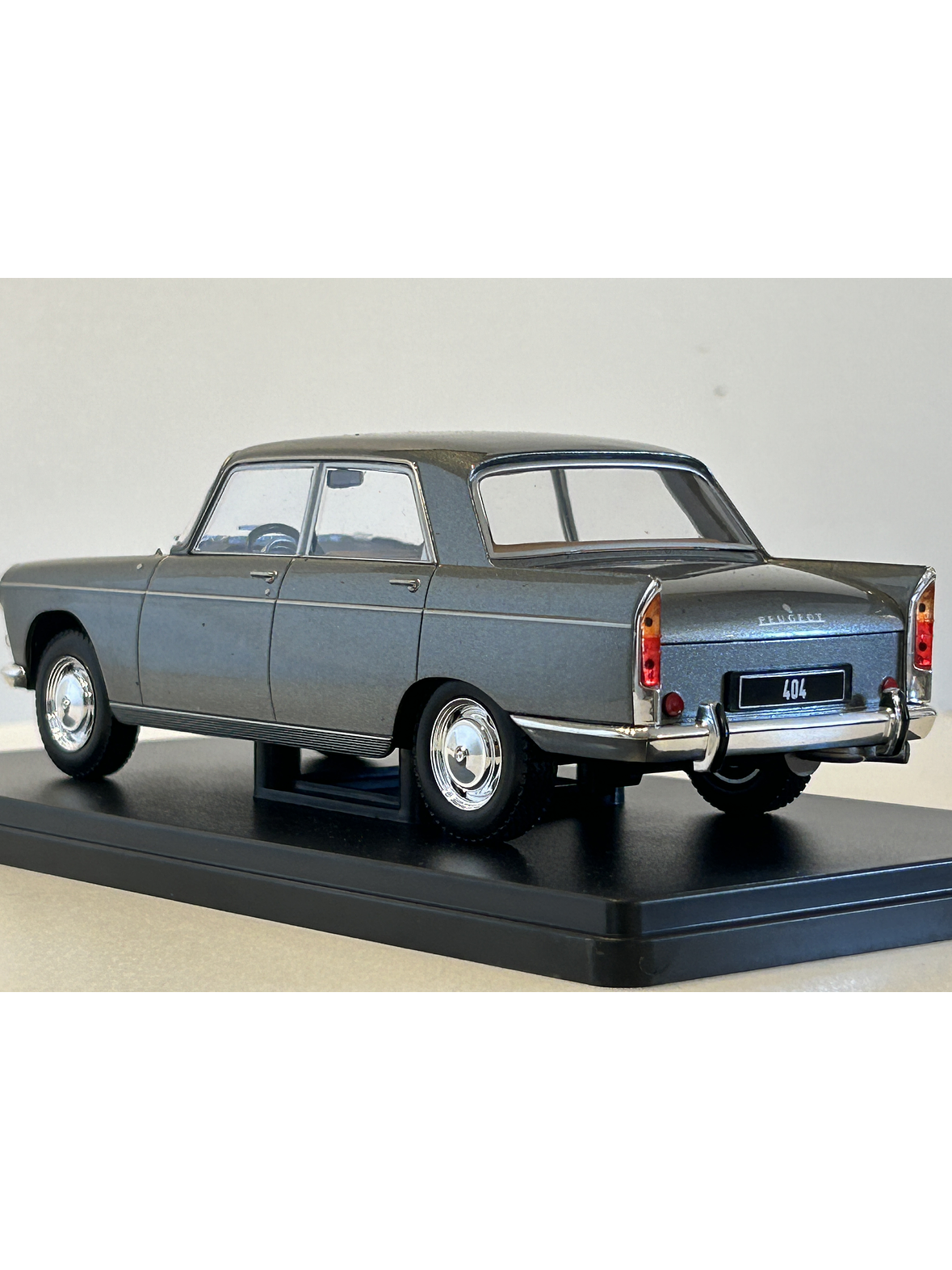 Peugeot 404 1960 gris metálico 1:24 WhiteBox – Clásico francés de colección  8