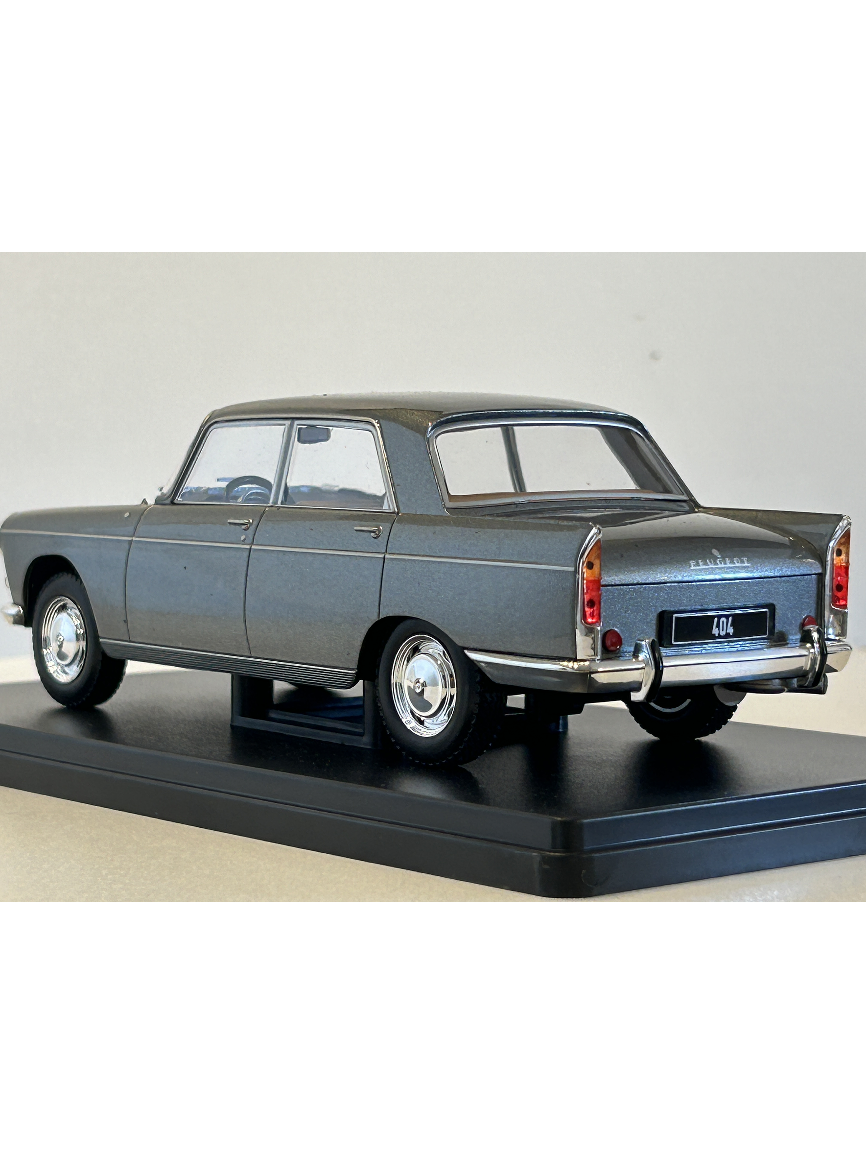 Peugeot 404 1960 gris metálico 1:24 WhiteBox – Clásico francés de colección  8
