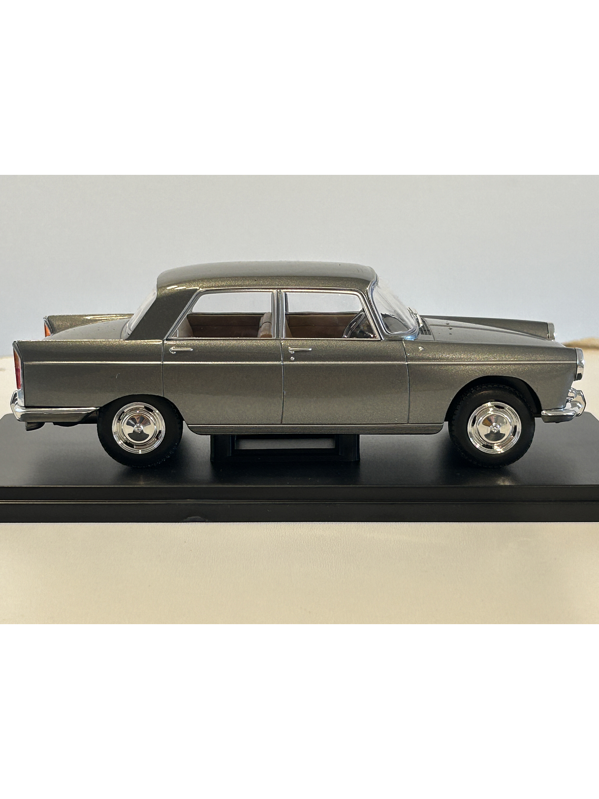 Peugeot 404 1960 gris metálico 1:24 WhiteBox – Clásico francés de colección  5