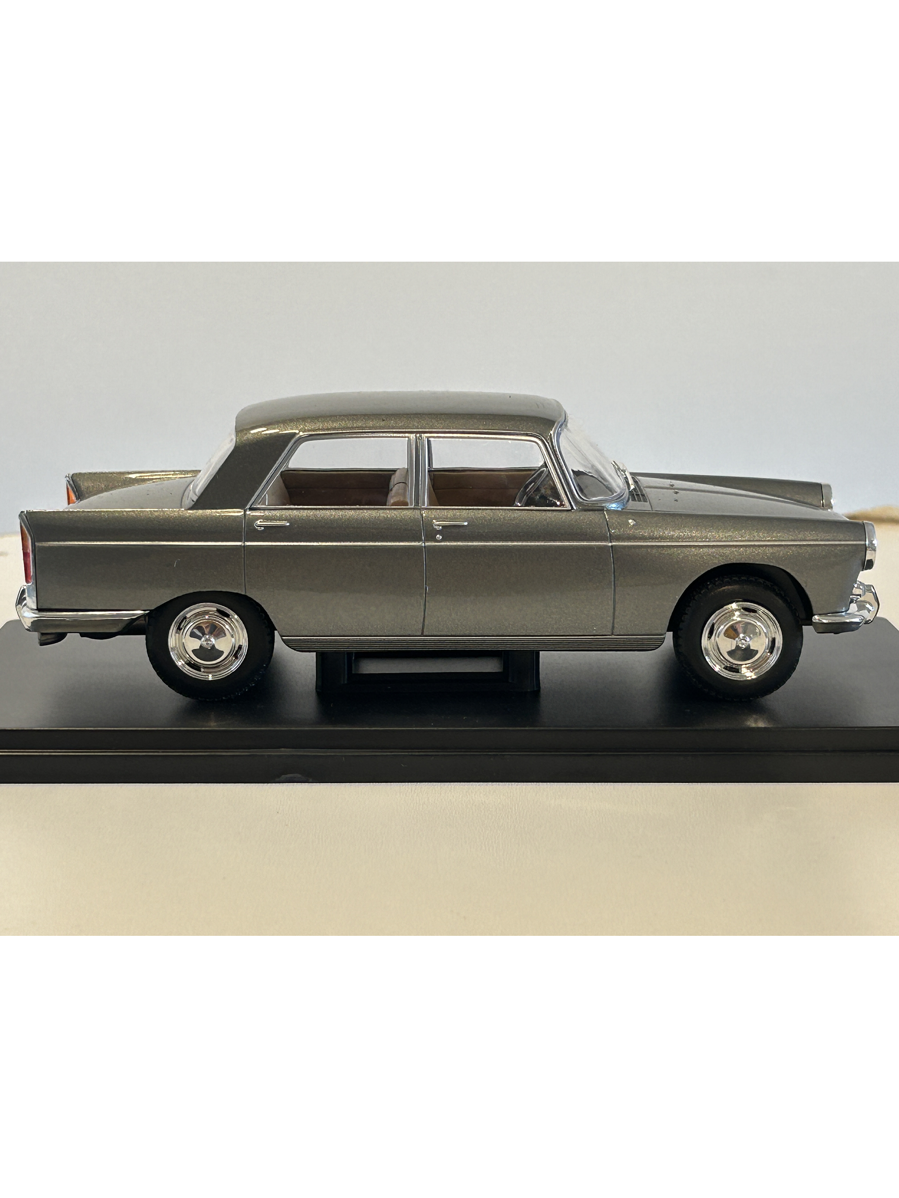 Peugeot 404 1960 gris metálico 1:24 WhiteBox – Clásico francés de colección  5