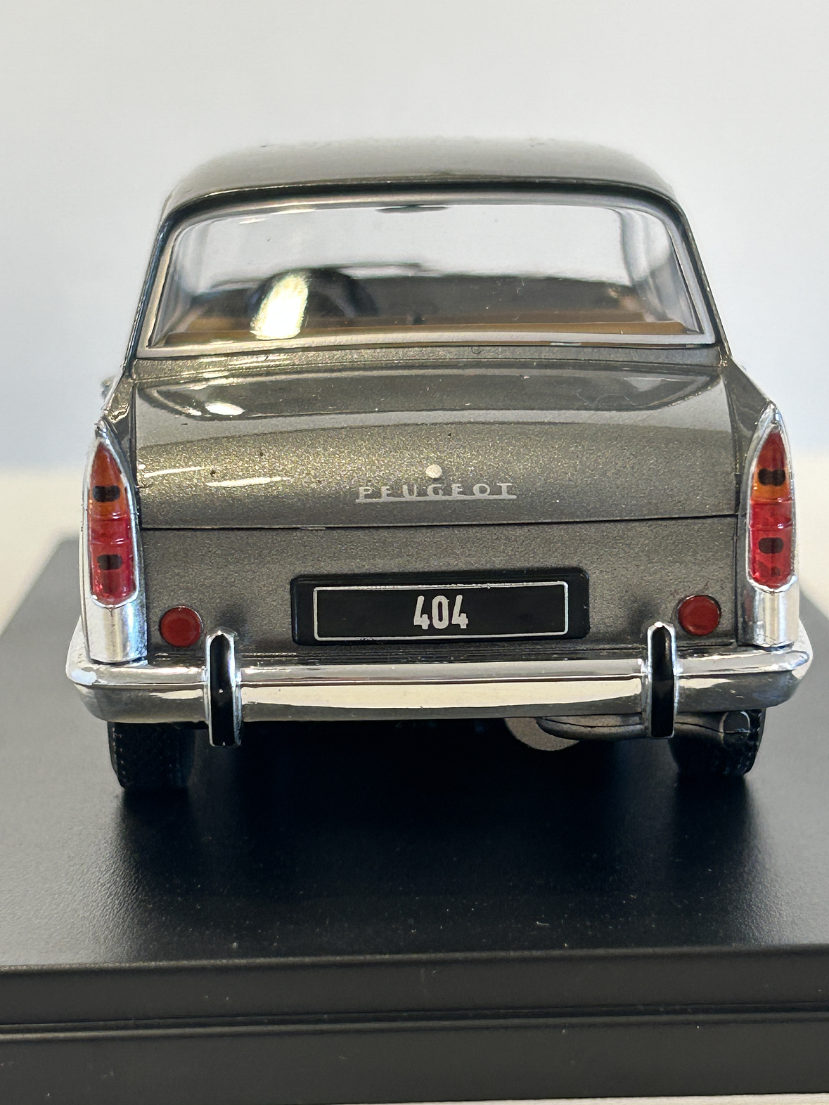 Peugeot 404 1960 gris metálico 1:24 WhiteBox – Clásico francés de colección  6