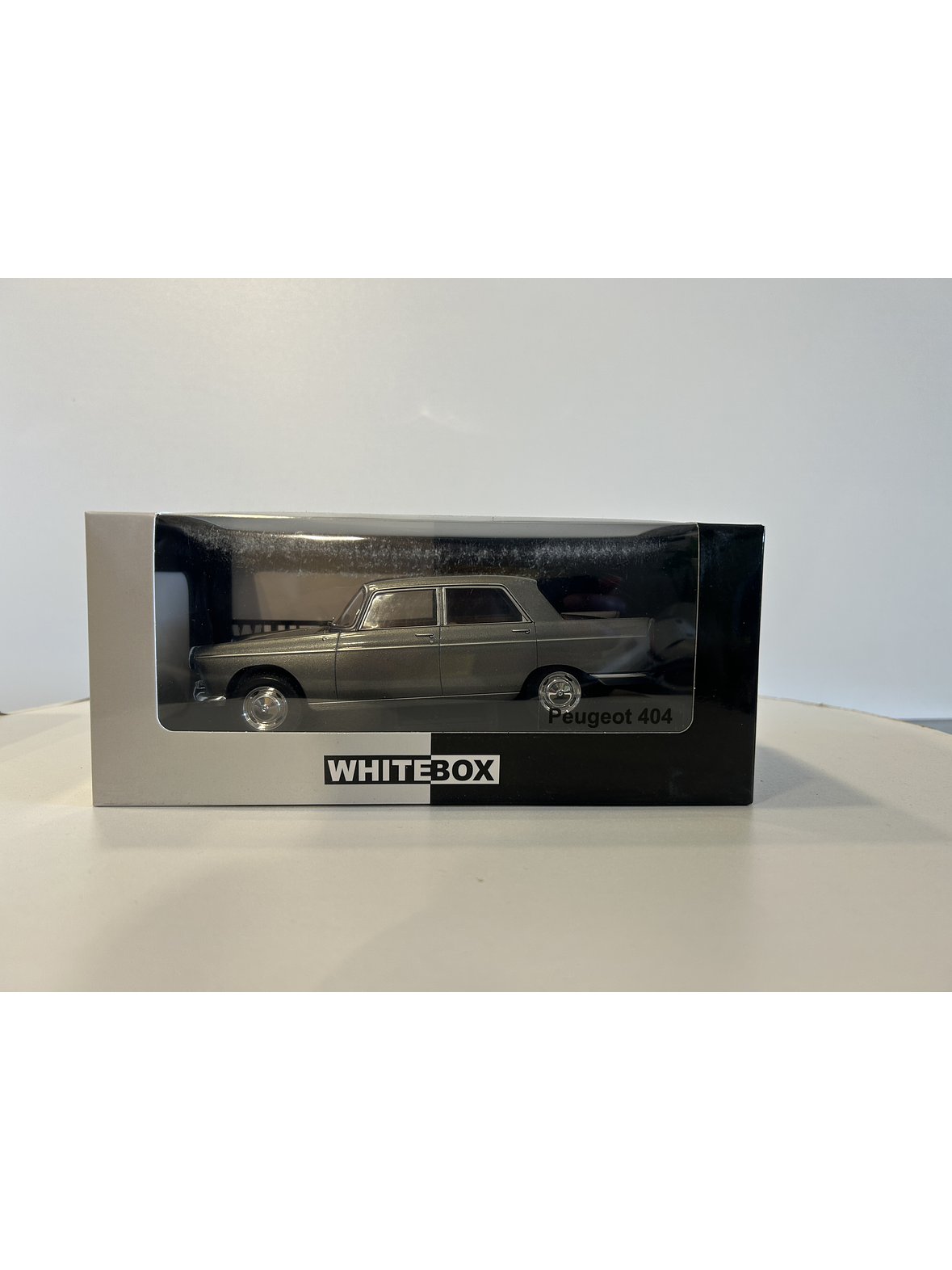 Peugeot 404 1960 gris metálico 1:24 WhiteBox – Clásico francés de colección  9