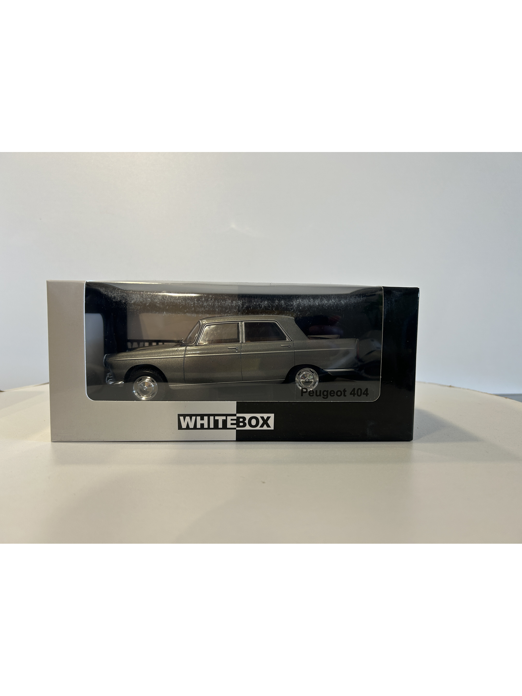 Peugeot 404 1960 gris metálico 1:24 WhiteBox – Clásico francés de colección  9