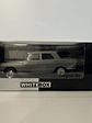 Peugeot 404 1960 gris metálico 1:24 WhiteBox – Clásico francés de colección  - Miniatura 9