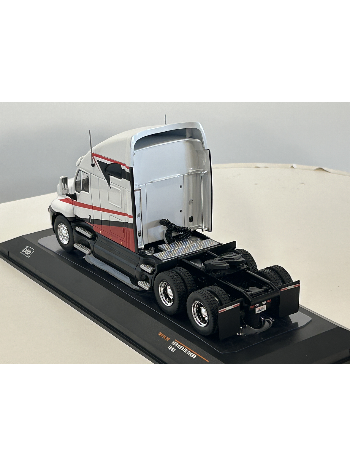 Kenworth T2000 1998 blanco/rojo 1:43 IXO Models – Ruta Nostalgia  10