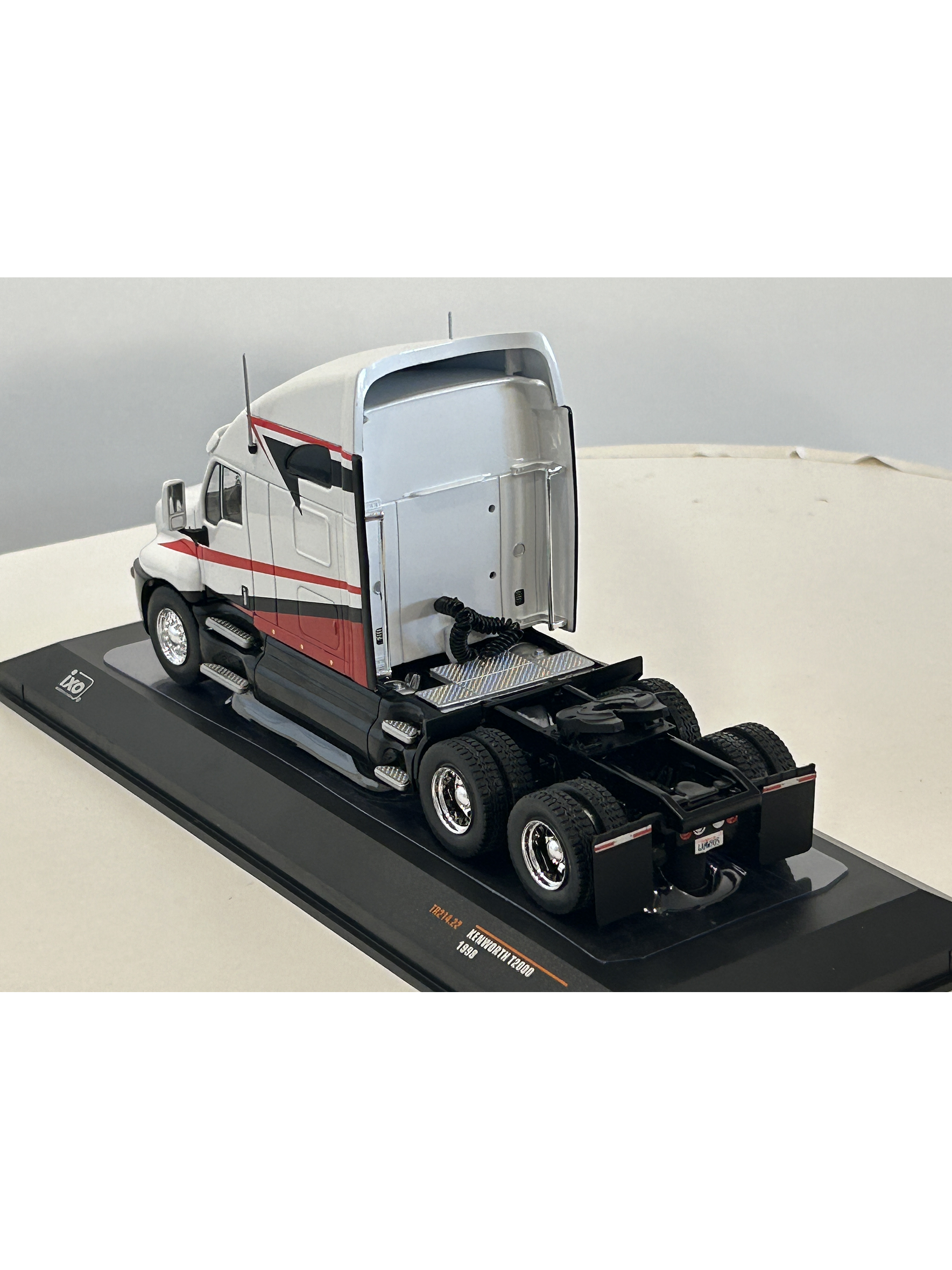 Kenworth T2000 1998 blanco/rojo 1:43 IXO Models – Ruta Nostalgia  10