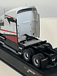 Kenworth T2000 1998 blanco/rojo 1:43 IXO Models – Ruta Nostalgia  - Miniatura 10