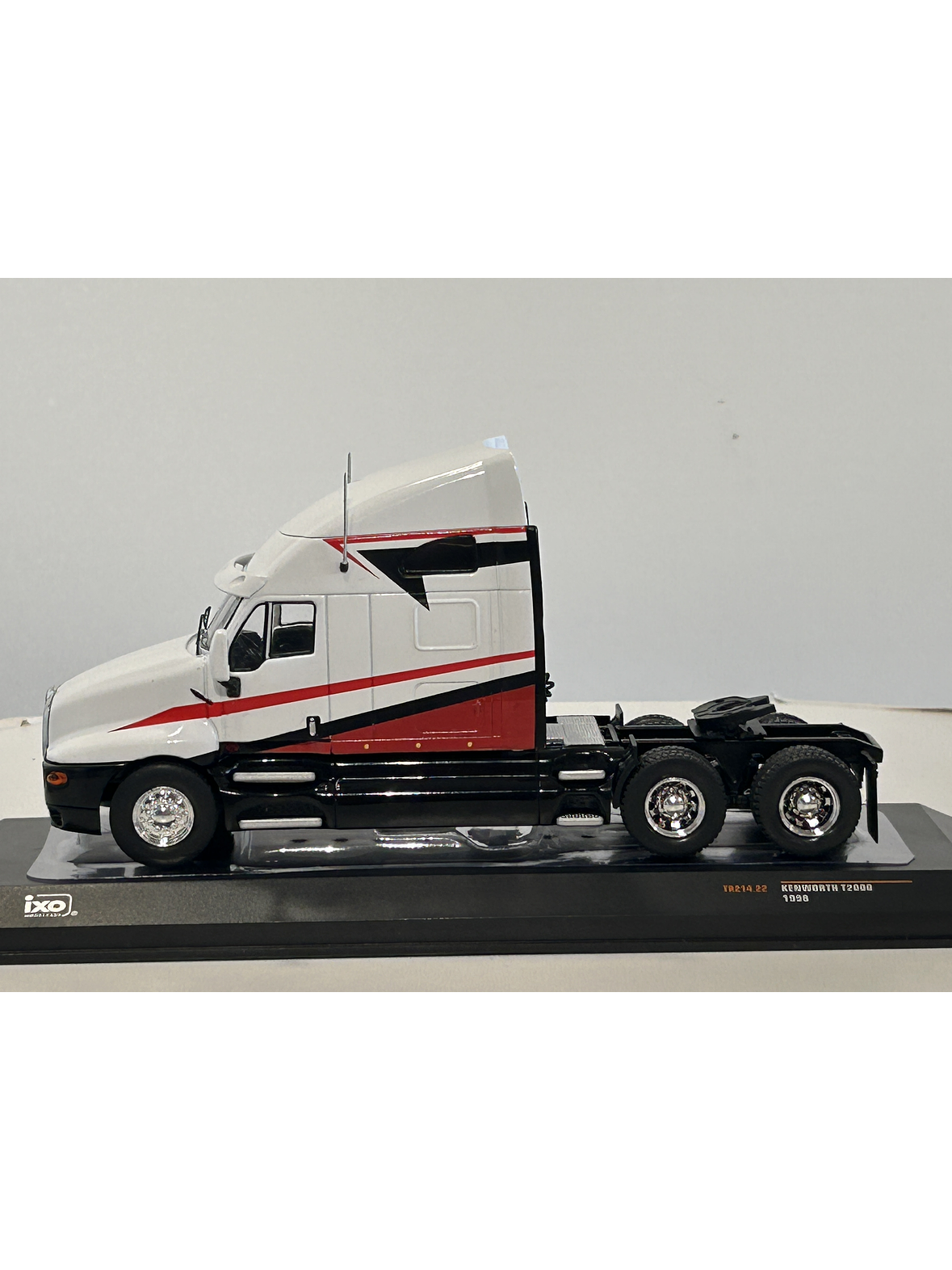 Kenworth T2000 1998 blanco/rojo 1:43 IXO Models – Ruta Nostalgia  8