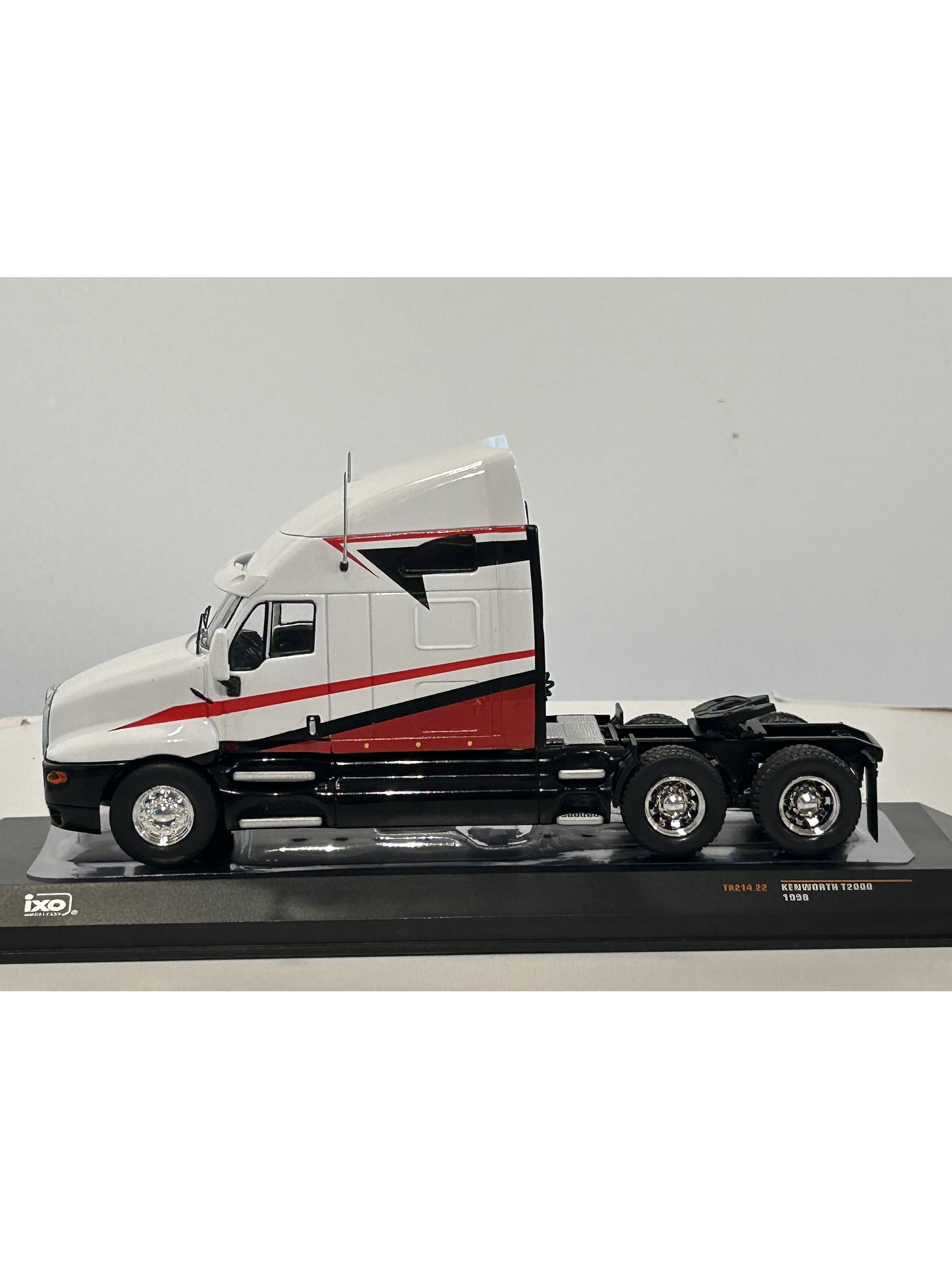 Kenworth T2000 1998 blanco/rojo 1:43 IXO Models – Ruta Nostalgia  8