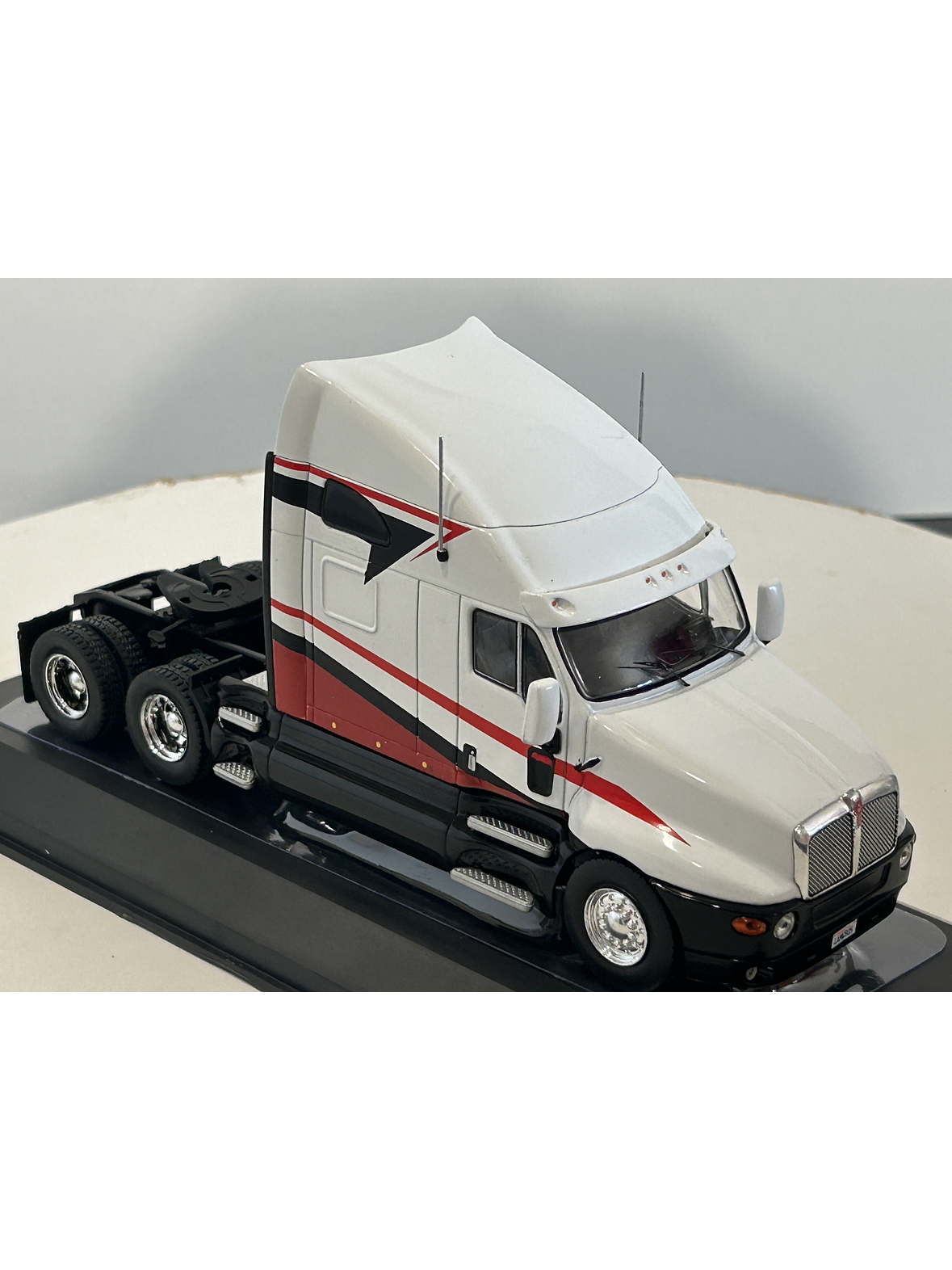 Kenworth T2000 1998 blanco/rojo 1:43 IXO Models – Ruta Nostalgia  3