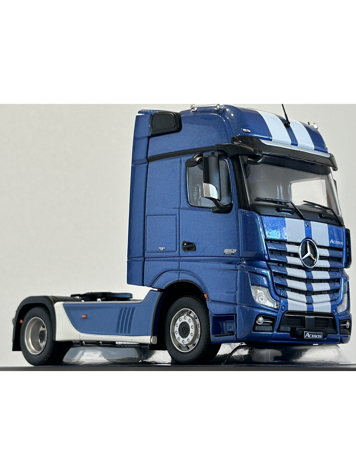 Mercedes-Benz Actros MP4 azul metálico 1:43 IXO – Camión tracto europeo de última generación para coleccionistas exigentes 3
