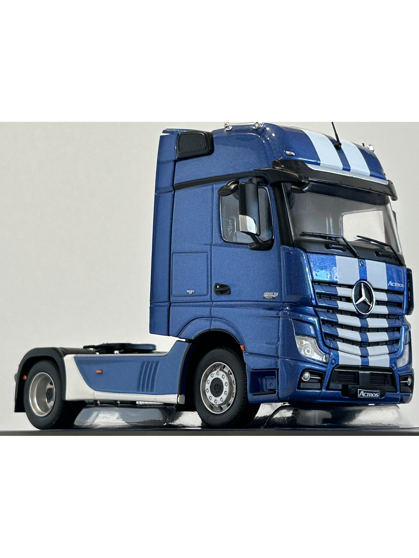 Mercedes-Benz Actros MP4 azul metálico 1:43 IXO – Camión tracto europeo de última generación para coleccionistas exigentes 3