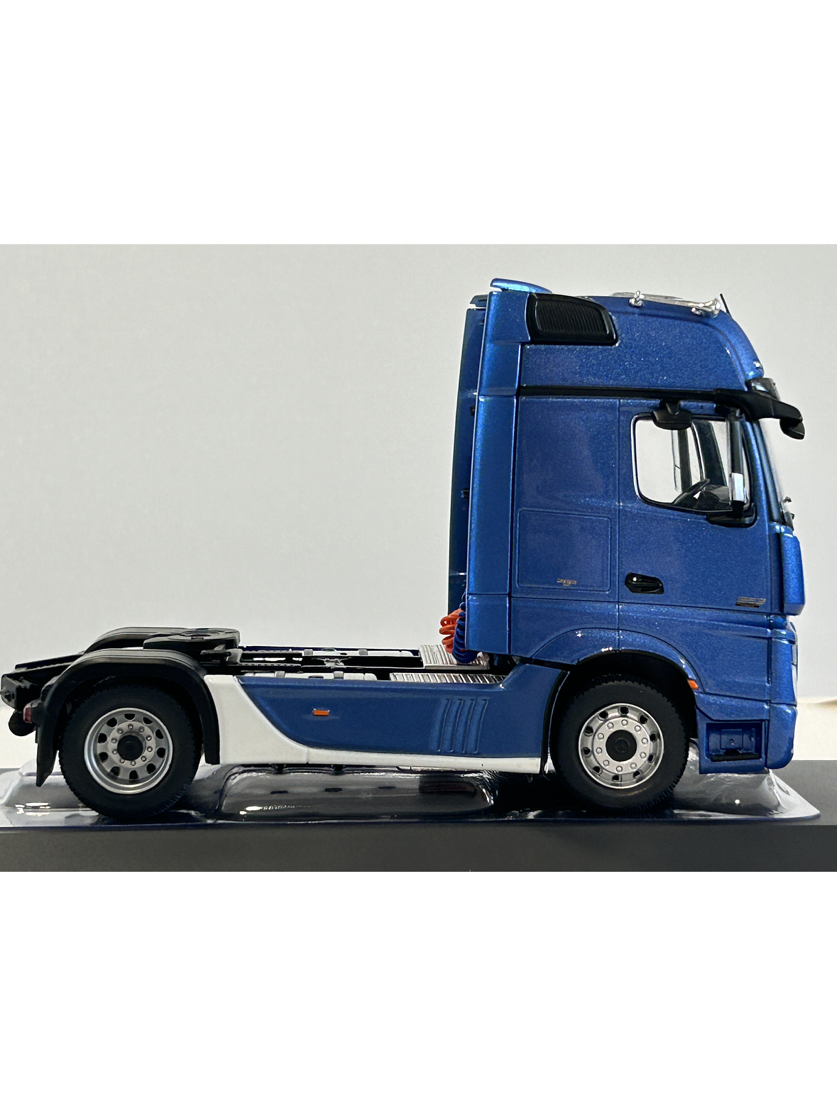 Mercedes-Benz Actros MP4 azul metálico 1:43 IXO – Camión tracto europeo de última generación para coleccionistas exigentes 4
