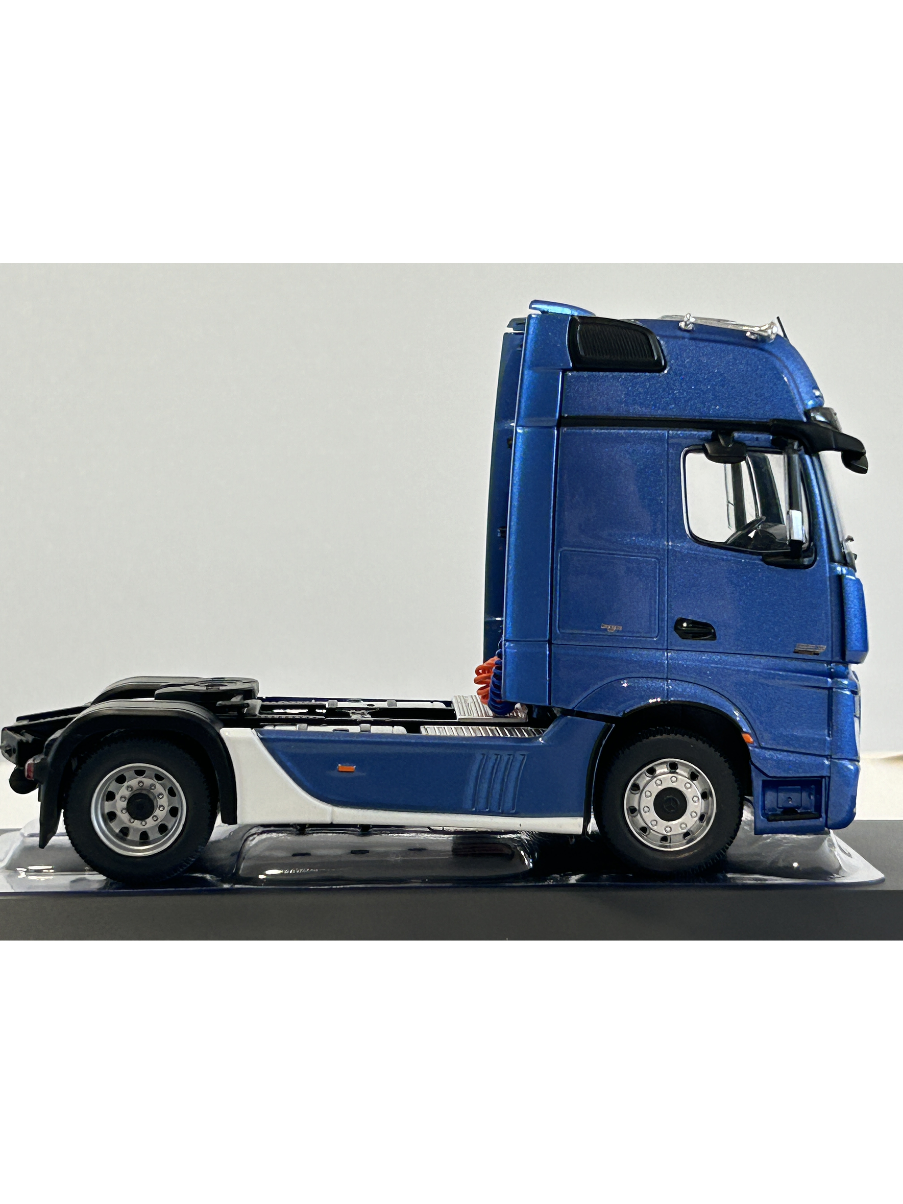 Mercedes-Benz Actros MP4 azul metálico 1:43 IXO – Camión tracto europeo de última generación para coleccionistas exigentes 4