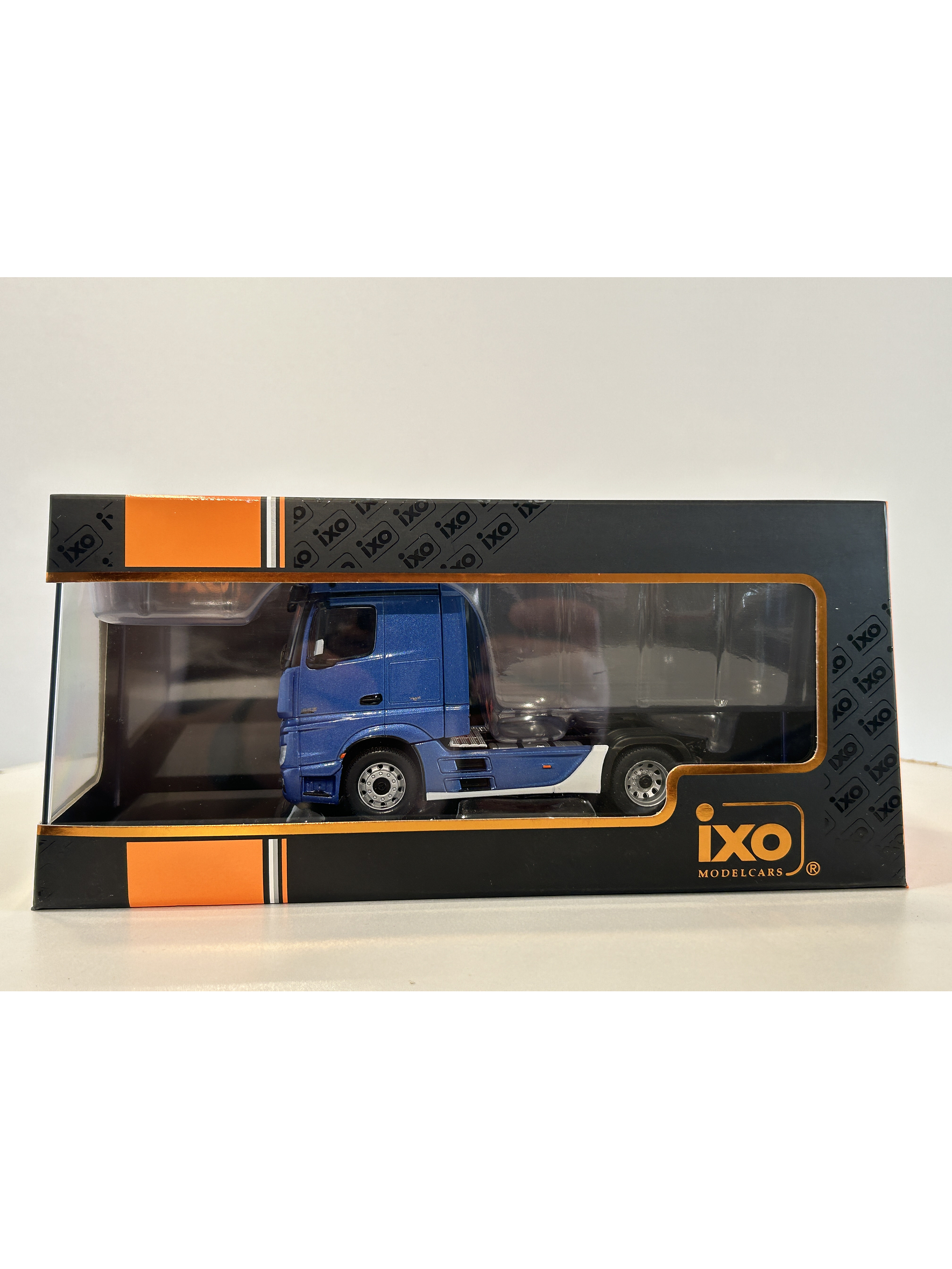 Mercedes-Benz Actros MP4 azul metálico 1:43 IXO – Camión tracto europeo de última generación para coleccionistas exigentes 10