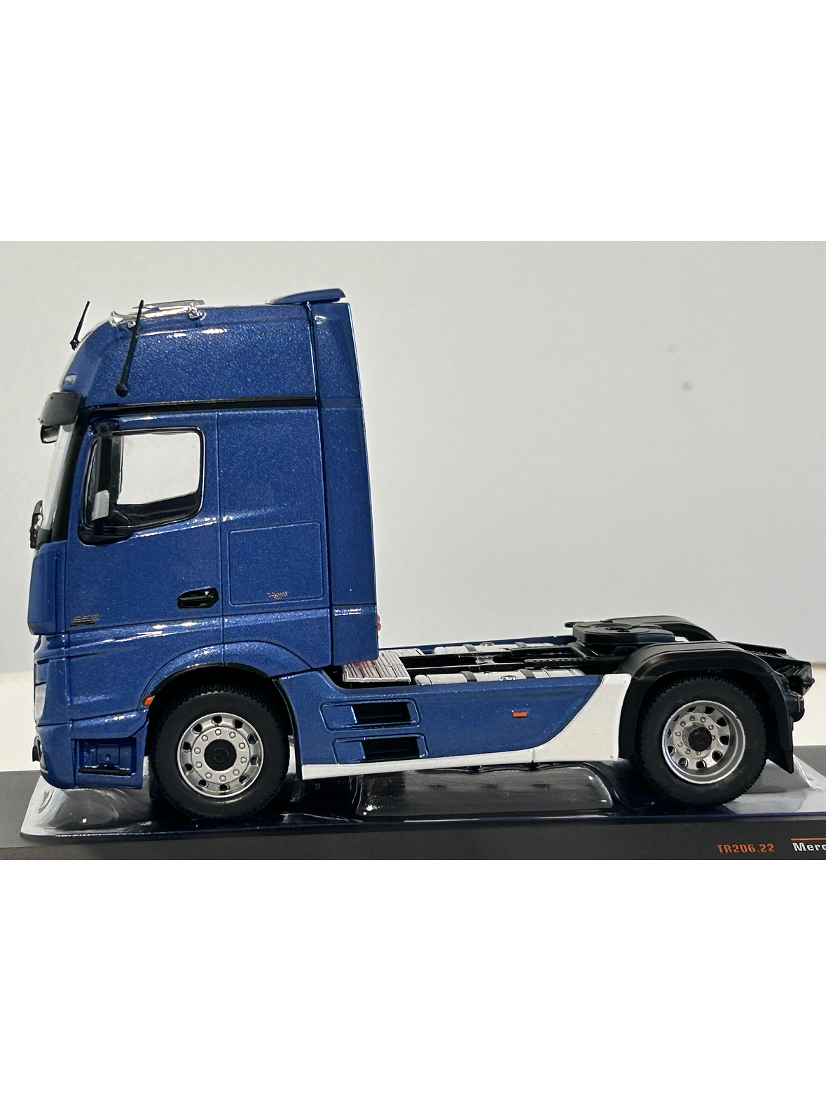 Mercedes-Benz Actros MP4 azul metálico 1:43 IXO – Camión tracto europeo de última generación para coleccionistas exigentes 8